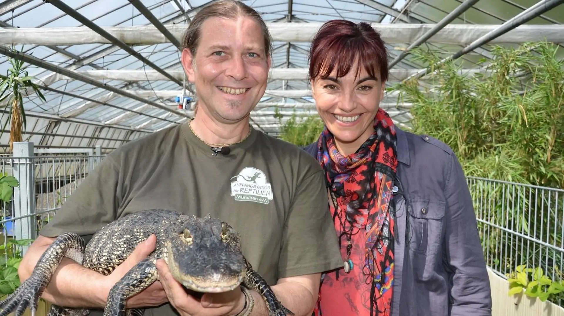 Tiergeschichten2 - VOX-DOCMA TV-HEIKE REINHARDT - hundkatzemaus-Reporterin Diana Eichhorn und Dr. Markus Bauer haben beim Umzug der Alligatoren alle Hnde voll zu tun