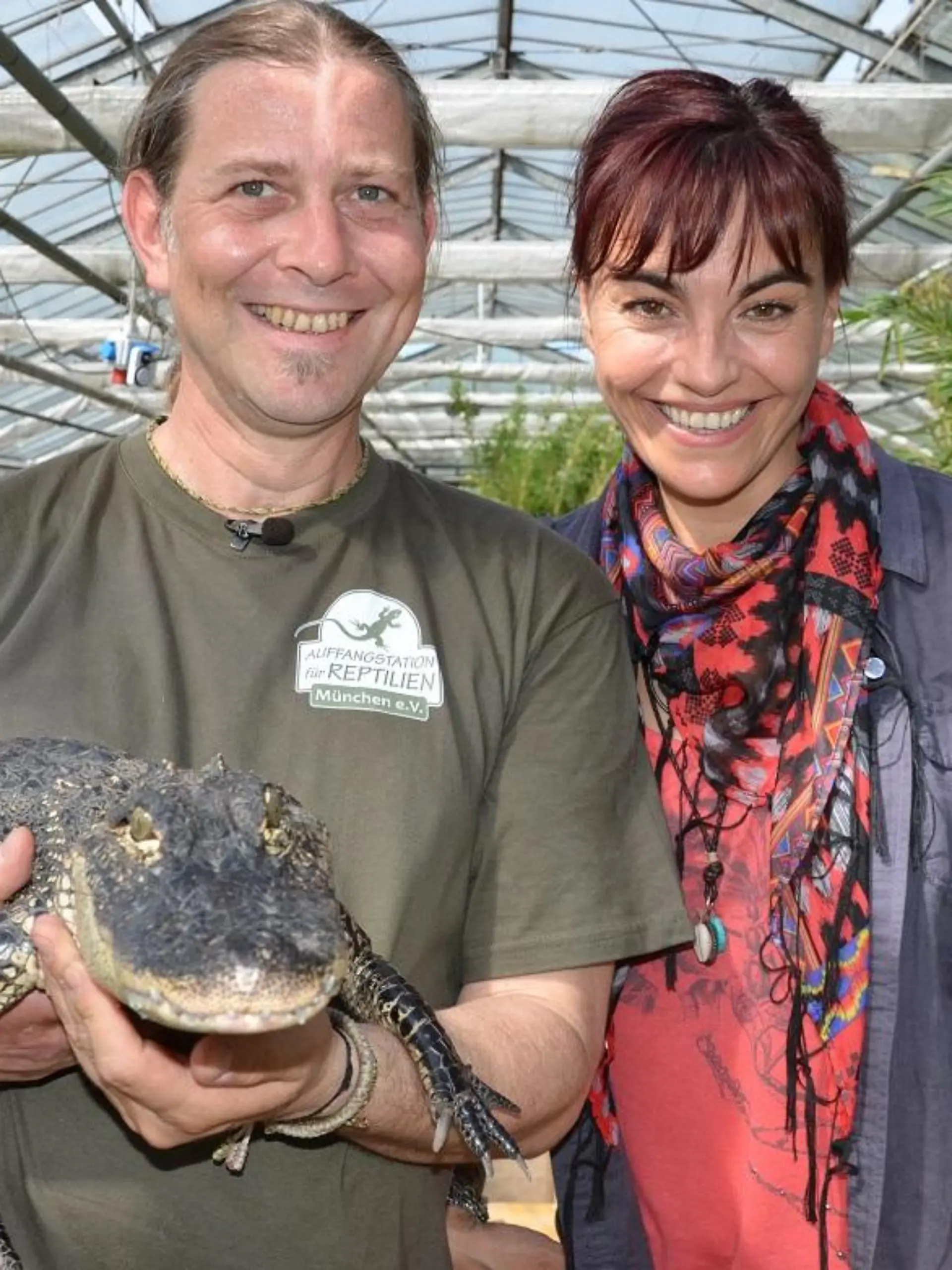Tiergeschichten2 - VOX-DOCMA TV-HEIKE REINHARDT - hundkatzemaus-Reporterin Diana Eichhorn und Dr. Markus Bauer haben beim Umzug der Alligatoren alle Hnde voll zu tun