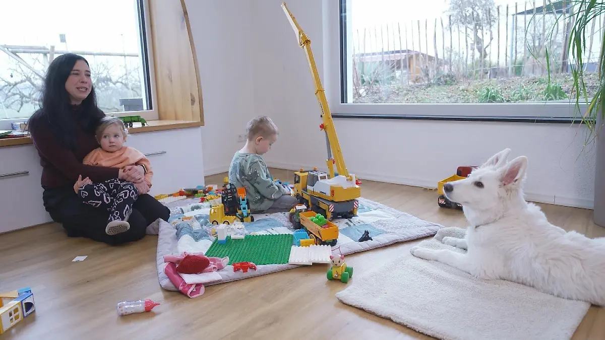 Familie Zeller mit Schäferhündin Elea.
+++ Die Verwendung des sendungsbezogenen Materials ist nur mit dem Hinweis und Verlinkung auf RTL+ gestattet. +++