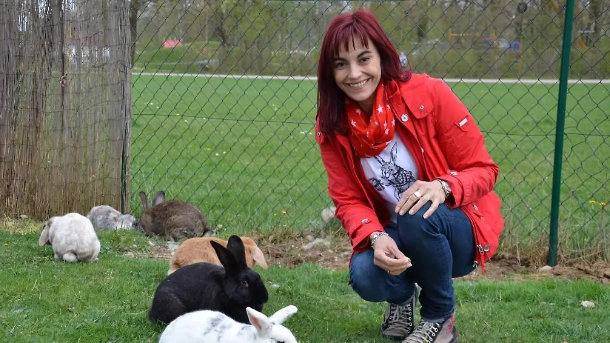 Tiergeschichten1 - VOX-DOCMA TV-MANUELA BAUER - Diana Eichhorn informiert sich ber die Vergesellschaftung von Kaninchen