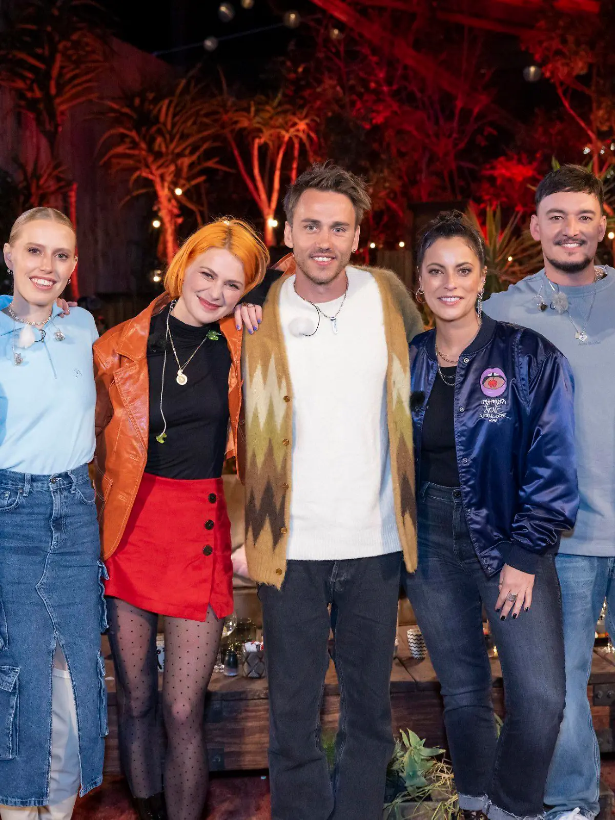 V.l.: Johannes Oerding, LEA, Alli Neumann, Clueso, Stefanie Kloß, Montez und Nico Santos

Die Verwendung des sendungsbezogenen Materials ist nur mit dem Hinweis und Verlinkung auf RTL+ gestattet.