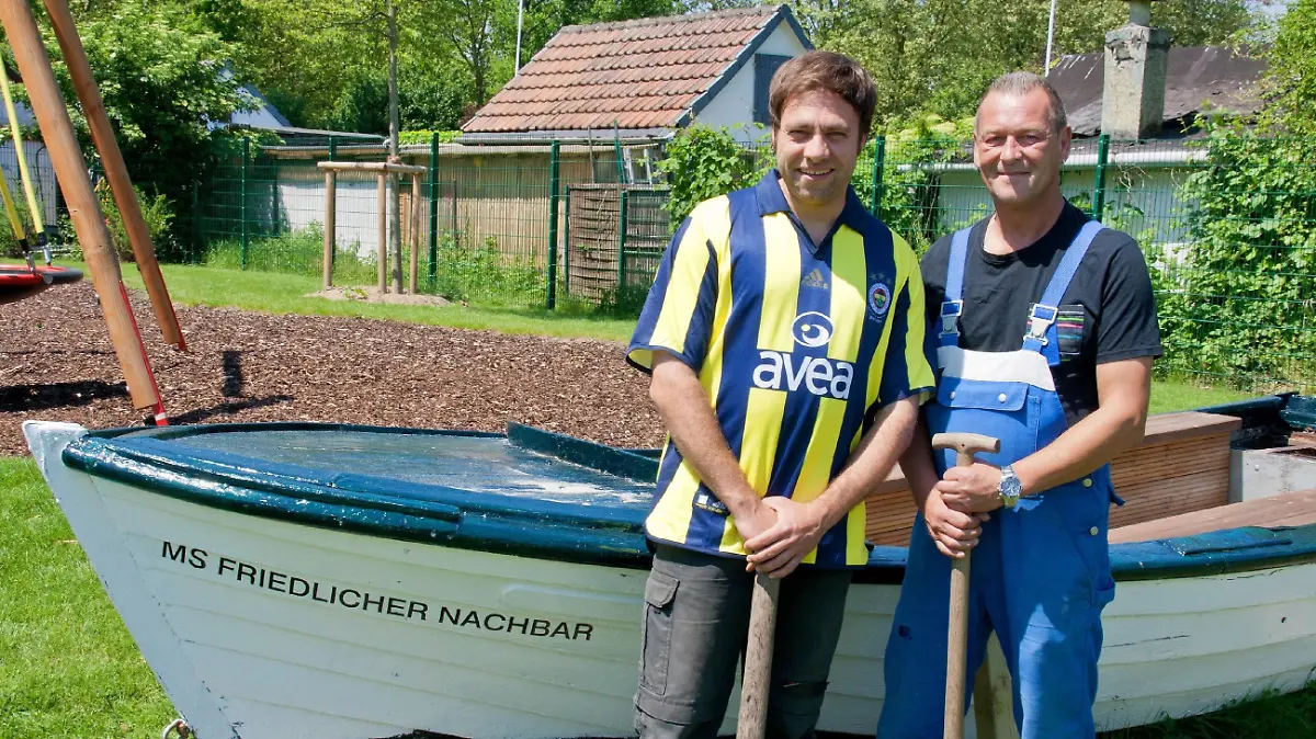 Das Boot, das Eventmanager Claus (l.) vor Jahren an der Ostsee gekauft hat, soll diesmal wirklich ein neues Zuhause beim 'Friedlichen Nachbar' finden. Was sagt Landschaftsgärtner Ralf Dammasch dazu?