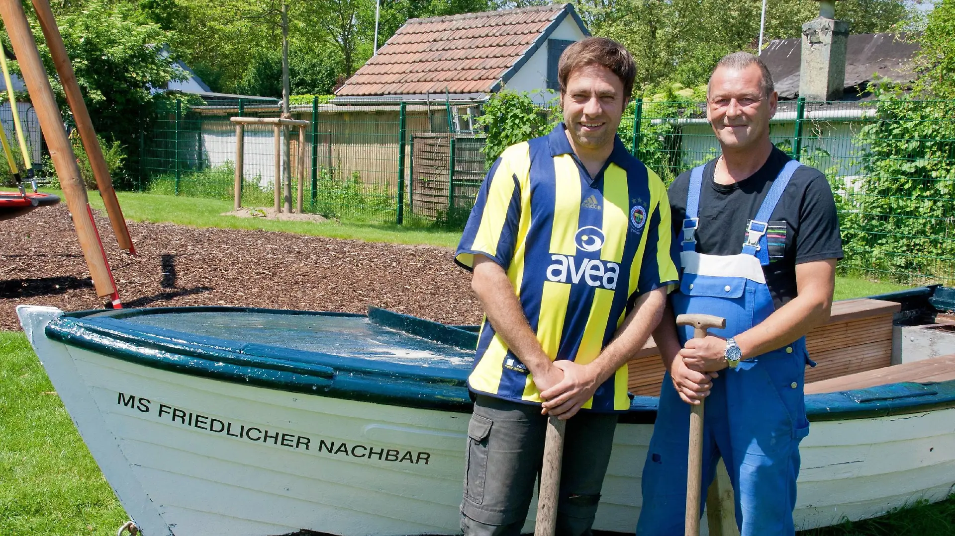 Das Boot, das Eventmanager Claus (l.) vor Jahren an der Ostsee gekauft hat, soll diesmal wirklich ein neues Zuhause beim 'Friedlichen Nachbar' finden. Was sagt Landschaftsgärtner Ralf Dammasch dazu?