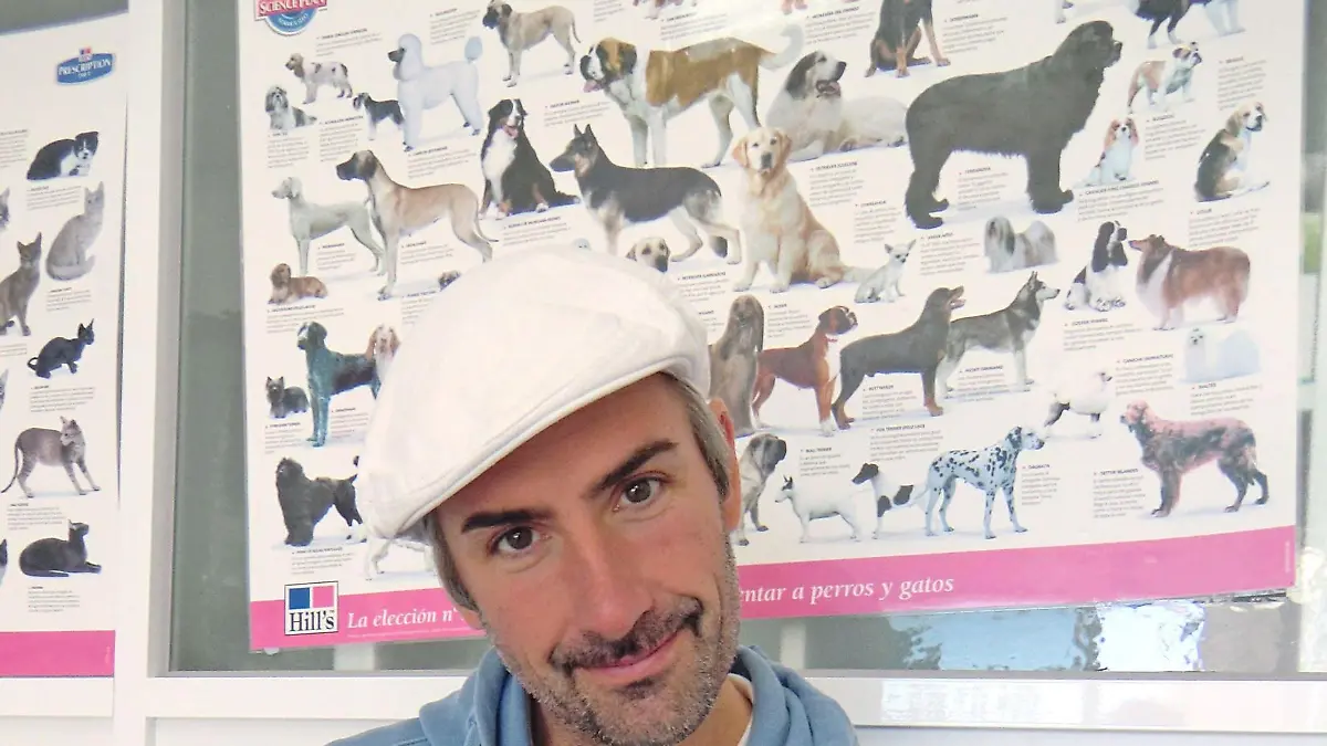 Stefan Track wartet mit einem Tierheimschützling auf die Behandlung durch den Tierarzt.