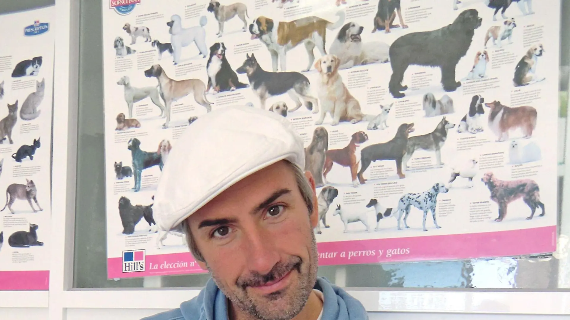 Stefan Track wartet mit einem Tierheimschützling auf die Behandlung durch den Tierarzt.