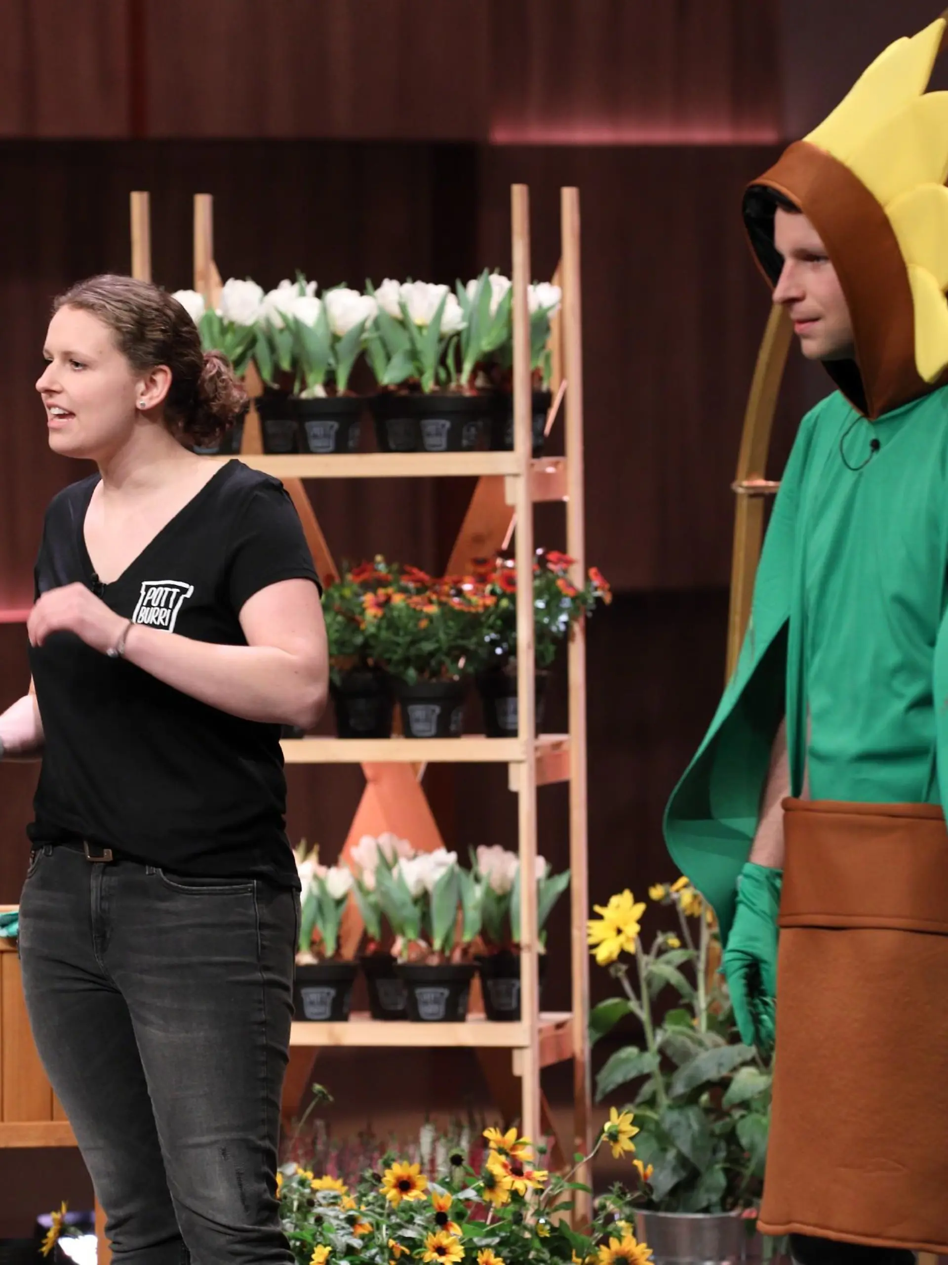 Antonia und Alexander Cox aus Straelen präsentieren mit "Pottburri" einen Pflanzentopf aus Sonnenblumenschalen zum eingraben. Sie erhoffen sich ein Investment von 150.000 Euro für 12,5 Prozent der Anteile an ihrem Unternehmen.  Die Verwendung des sendungsbezogenen Materials ist nur mit dem Hinweis und Verlinkung auf TVNOW gestattet.
