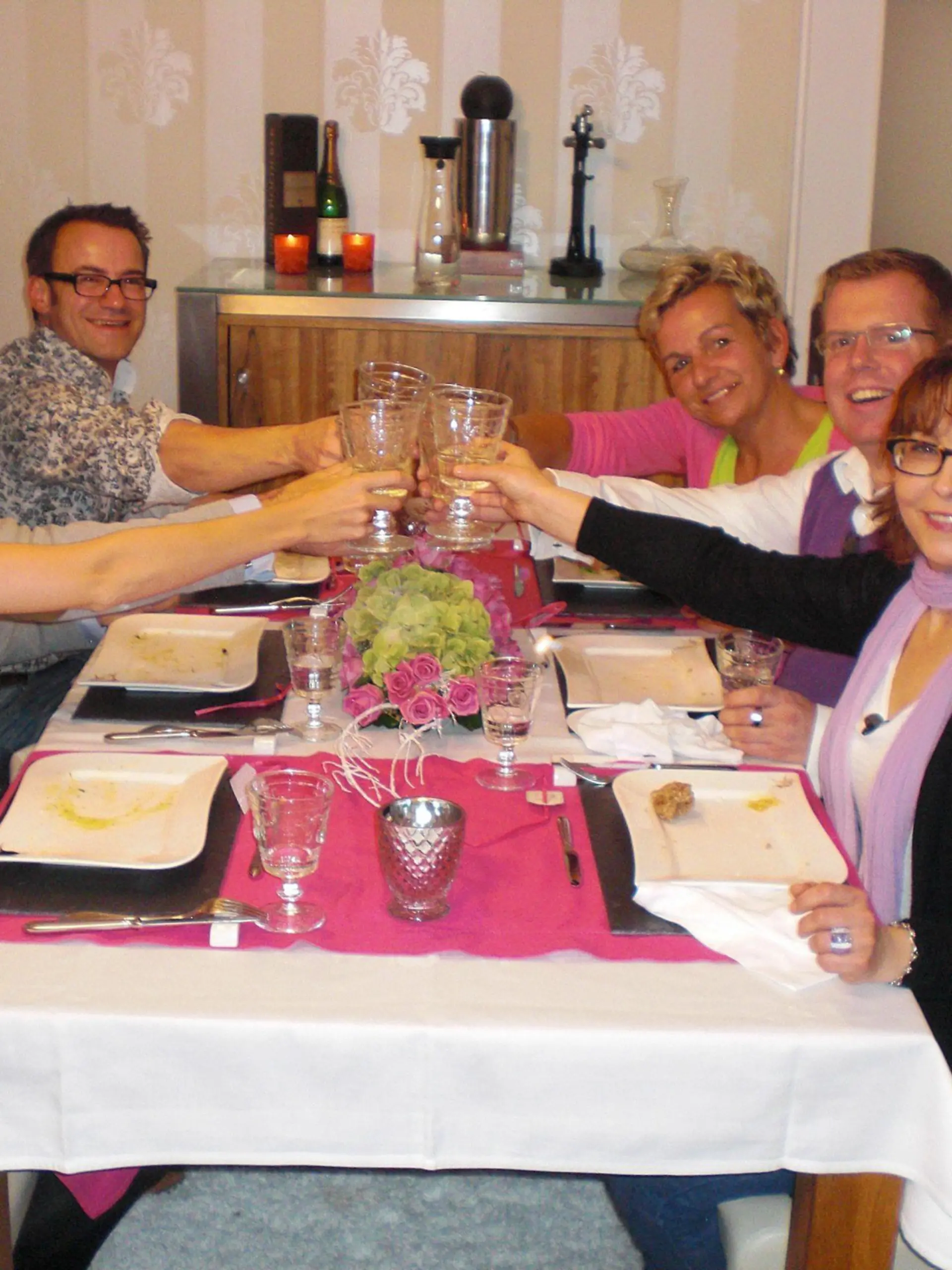 Der letzte Dinner-Abend ist hereingebrochen, die Spannung steigt: Welches der Paare kann die meisten Punkte sammeln, ist es vielleicht (v.l.) Kim (25) und Marvin (26) oder die heutigen Gastgeber Michael (44) und Elke (46) oder womöglich Jens (36) und Stefanie (41)?