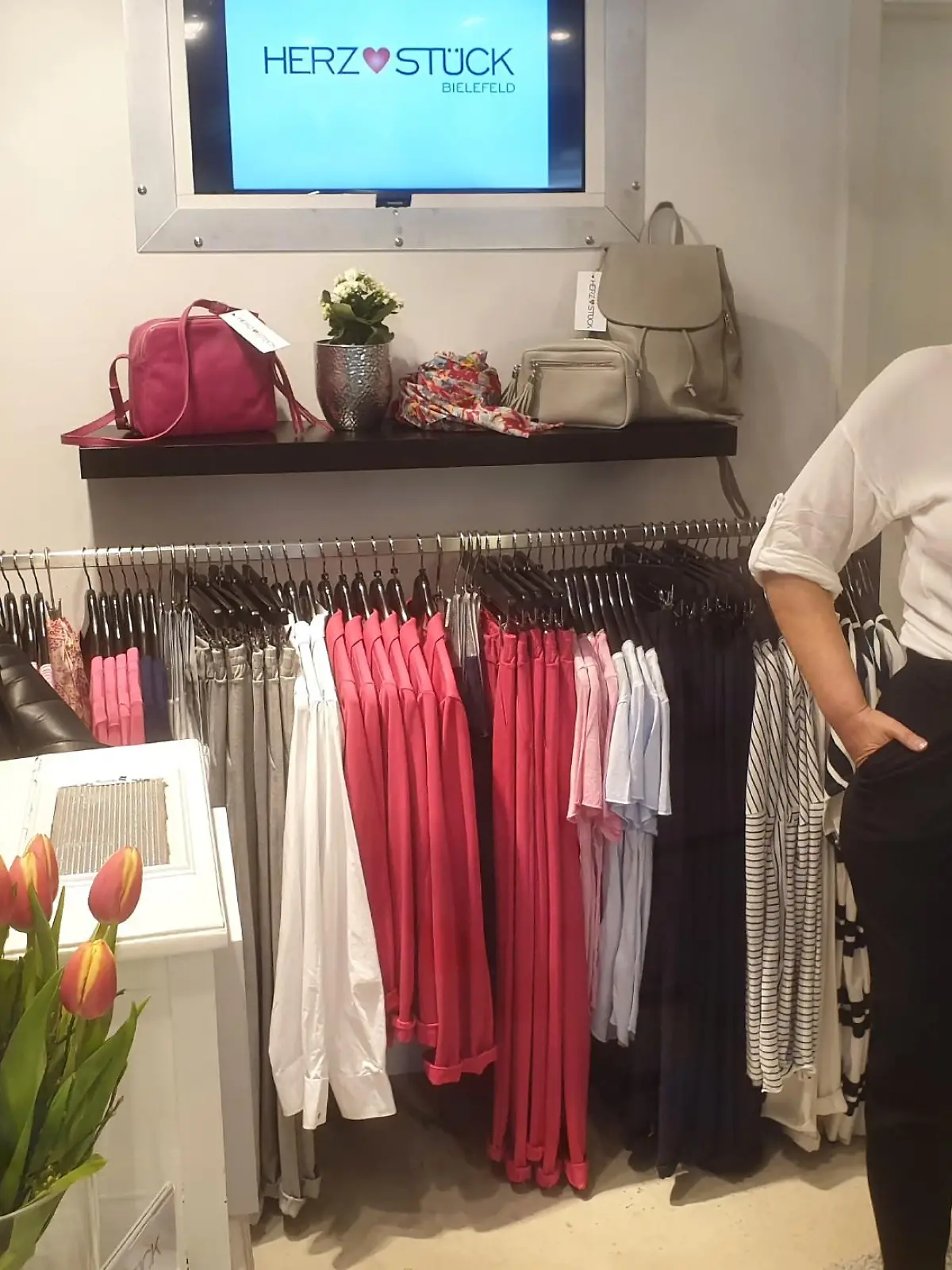 V.l.: Verkäuferin (l.), Shoppingbegleitung Kay John und Kandidatin Petra