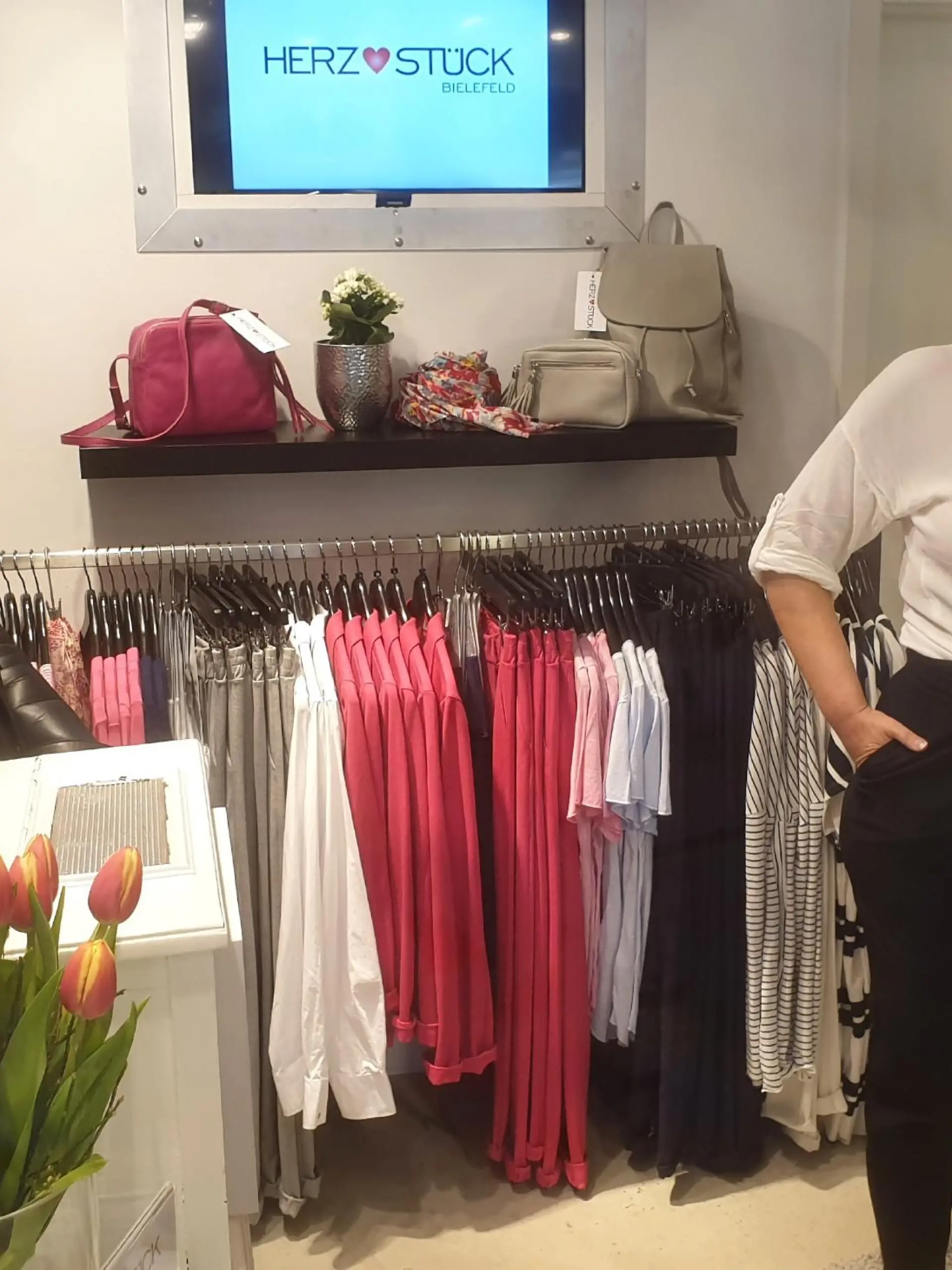 V.l.: Verkäuferin (l.), Shoppingbegleitung Kay John und Kandidatin Petra