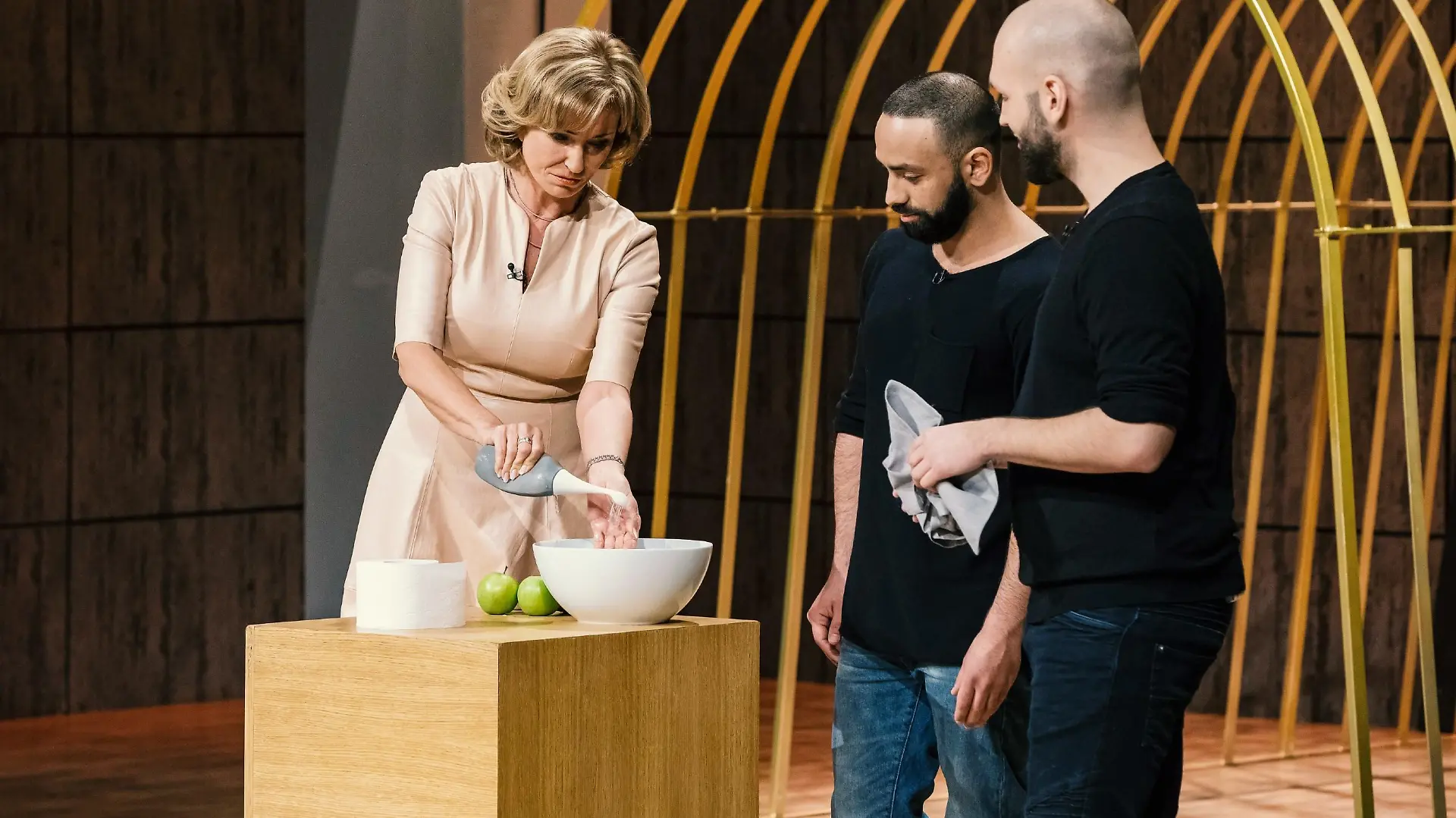 Oliver Elsoud (M.) und Frank Schmischke aus Berlin präsentieren Investorin Dagmar Wöhrl die Po-Dusche "HappyPo". Sie erhoffen sich ein Investment von 120.000 Euro für 25 Prozent ihres Unternehmens.