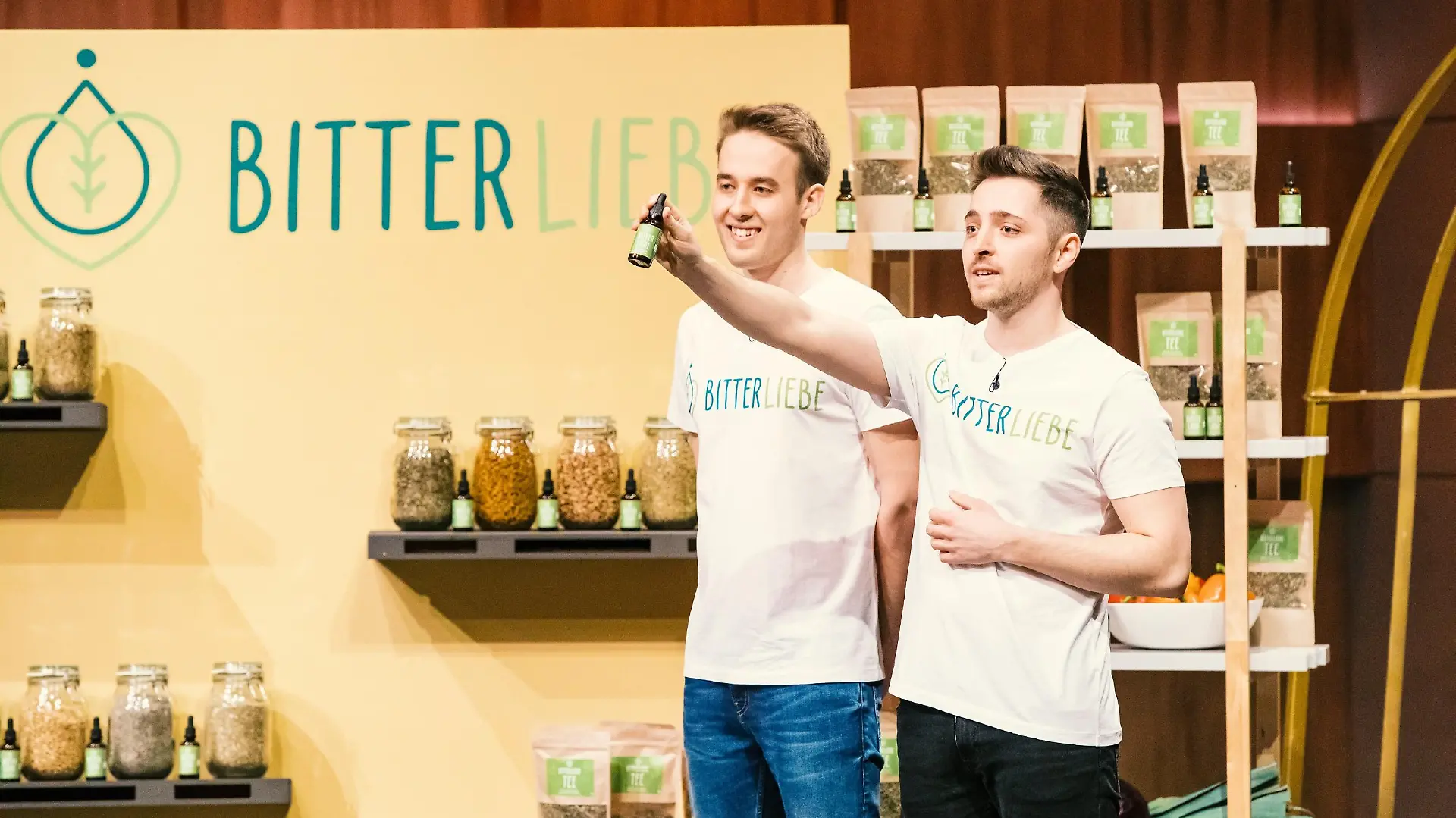 Jan Stratmann (l.) und Andre Sierek aus Mannheim präsentieren mit "Bitterliebe" einen Magenbitter aus Naturkräutern. Sie erhoffen sich ein Investment von 200.000 Euro für 12,5 Prozent der Anteile an ihrem Unternehmen.