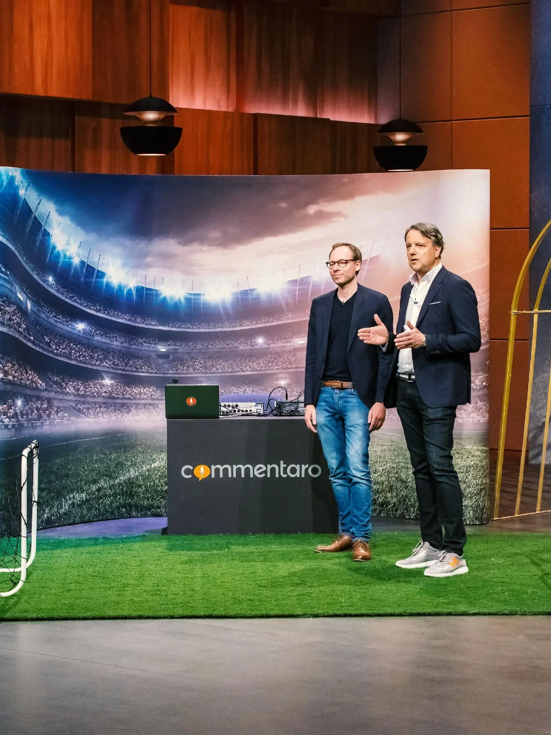 Benix Eisermann (l.) und Gisbert Wundram aus Hamburg präsentieren mit "commentaro" eine Mitmach-Sportkommentatoren-Plattform. Sie erhoffen sich ein Investment von 250.000 Euro für 25 Prozent der Anteile an ihrem Unternehmen.
