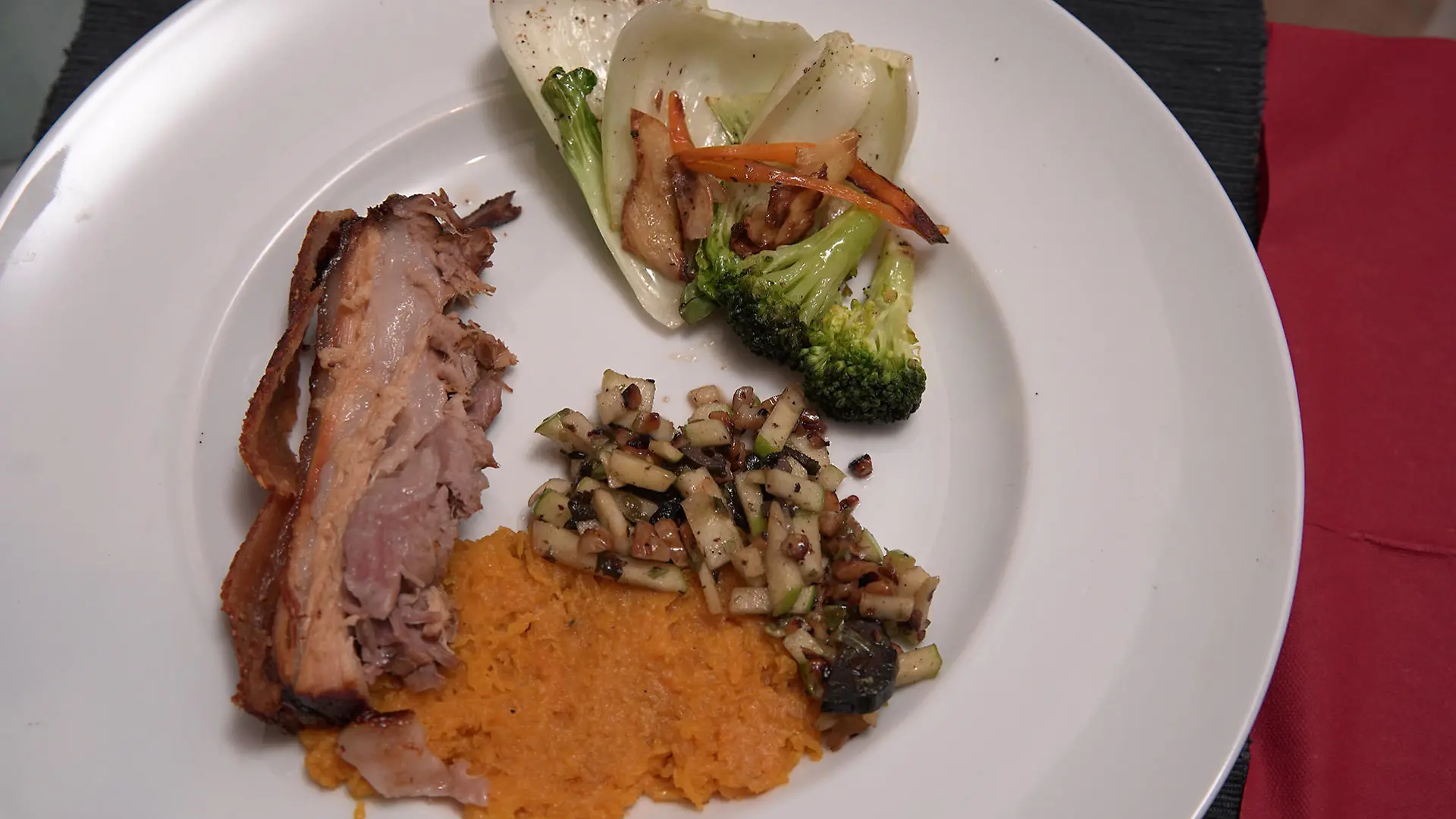 Schweinebauch mit zerstampftem Butternusskürbis, und Apfel-Walnuss-Salsa