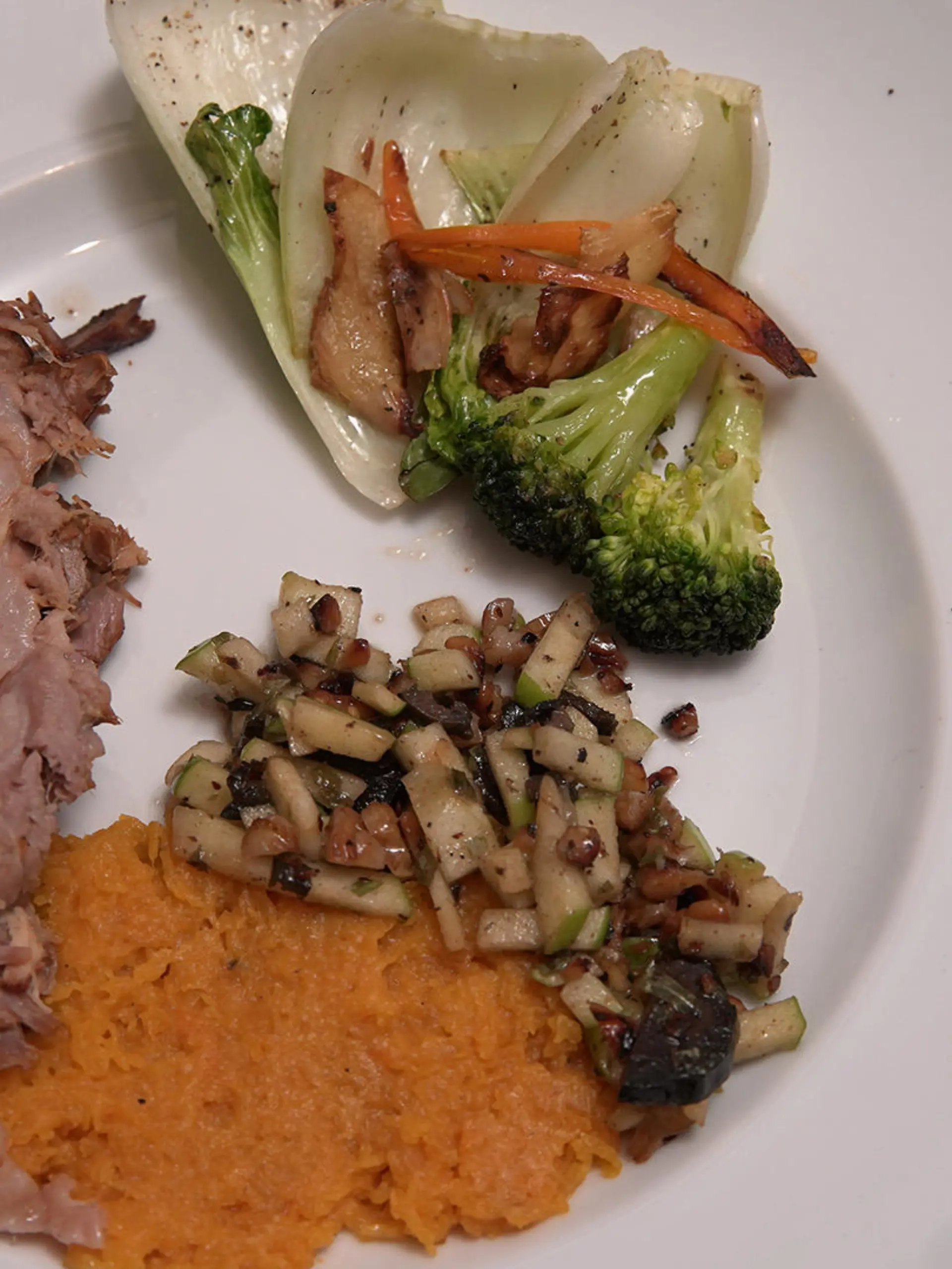Schweinebauch mit zerstampftem Butternusskürbis, und Apfel-Walnuss-Salsa