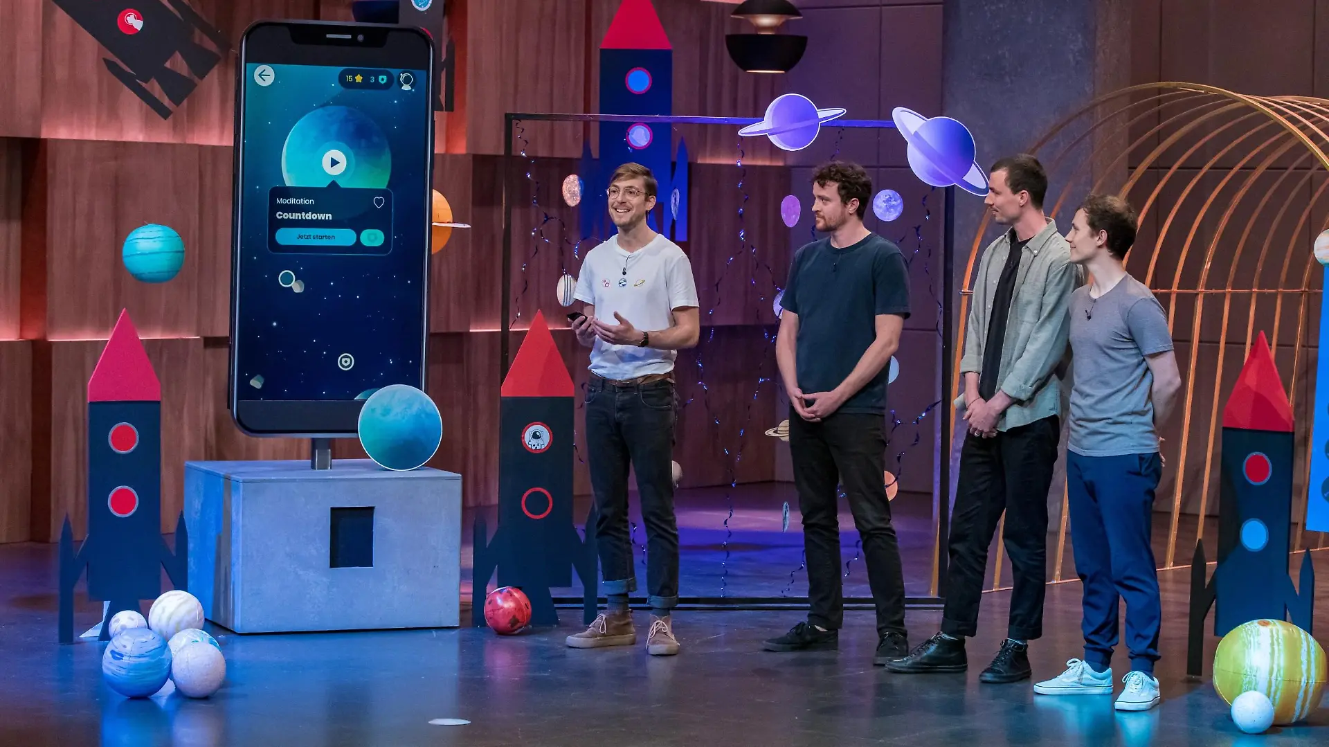 V.l.: Felix Noller, Jean Ochel, Tilman Wiewinner und Simon Senkl aus Berlin präsentieren mit _Aumio" einen digitalen Coach für Kinder psychischen Problemen. Sie erhoffen sich ein Investment von 150.000 Euro für 10 Prozent der Anteile an ihrem Unternehmen. Die Verwendung des sendungsbezogenen Materials ist nur mit dem Hinweis und Verlinkung auf TVNOW gestattet.