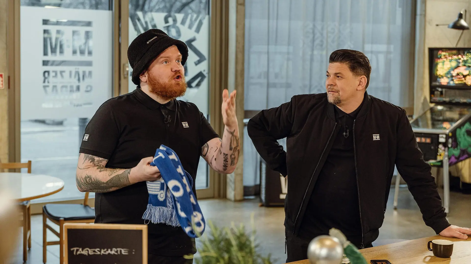 Lukas Mraz (l.) und Tim Mälzer
+++ Die Verwendung des sendungsbezogenen Materials ist nur mit dem Hinweis und Verlinkung auf RTL+ gestattet. +++