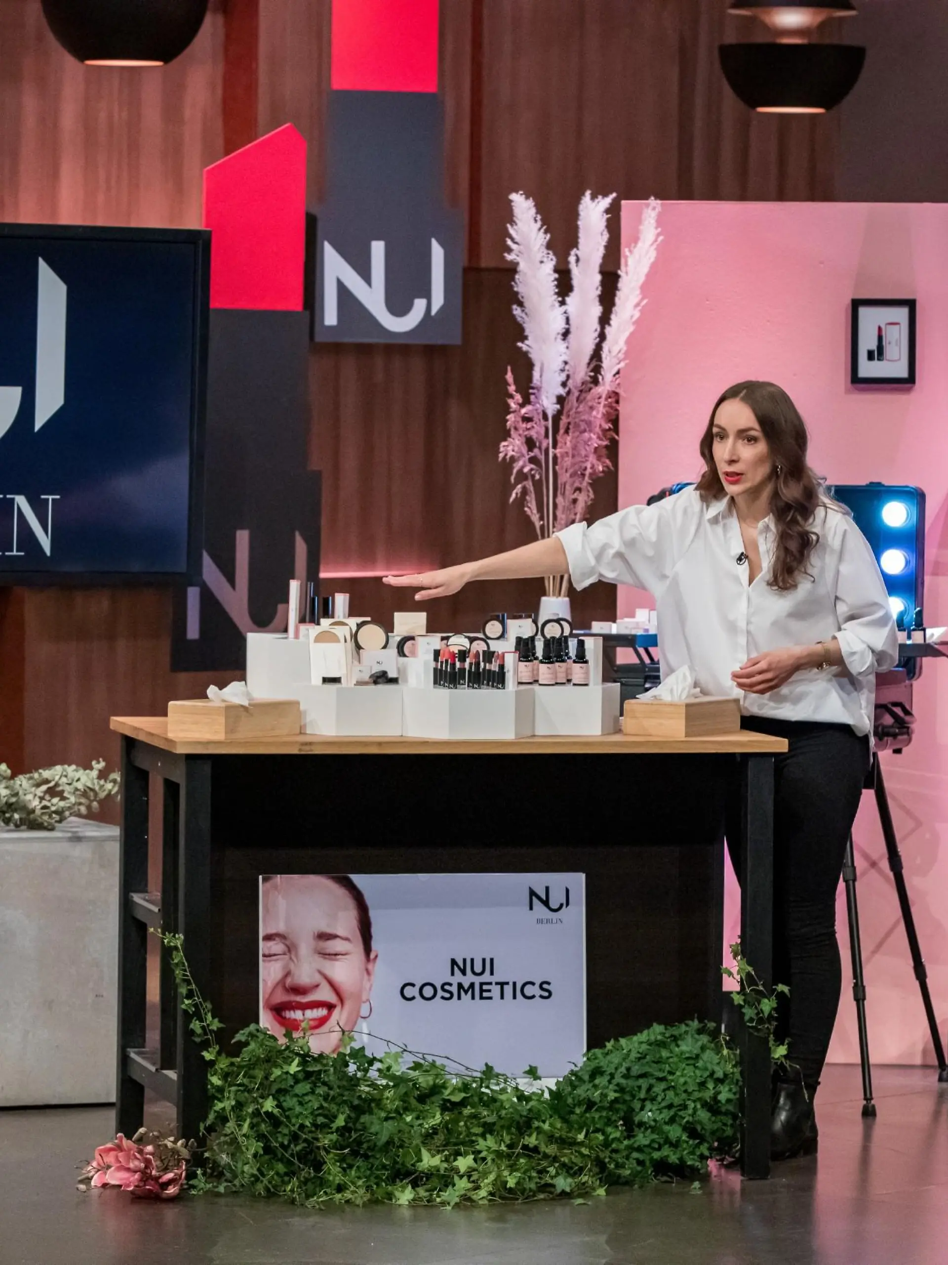 Swantje van Uehm aus Berlin präsentiert mit _NUI Cosmetics" glamouröse Naturkosmetik. Sie erhofft sich ein Investment von 250.000 Euro für 20 Prozent der Anteile an ihrem Unternehmen.   Die Verwendung des sendungsbezogenen Materials ist nur mit dem Hinweis und Verlinkung auf TVNOW gestattet.