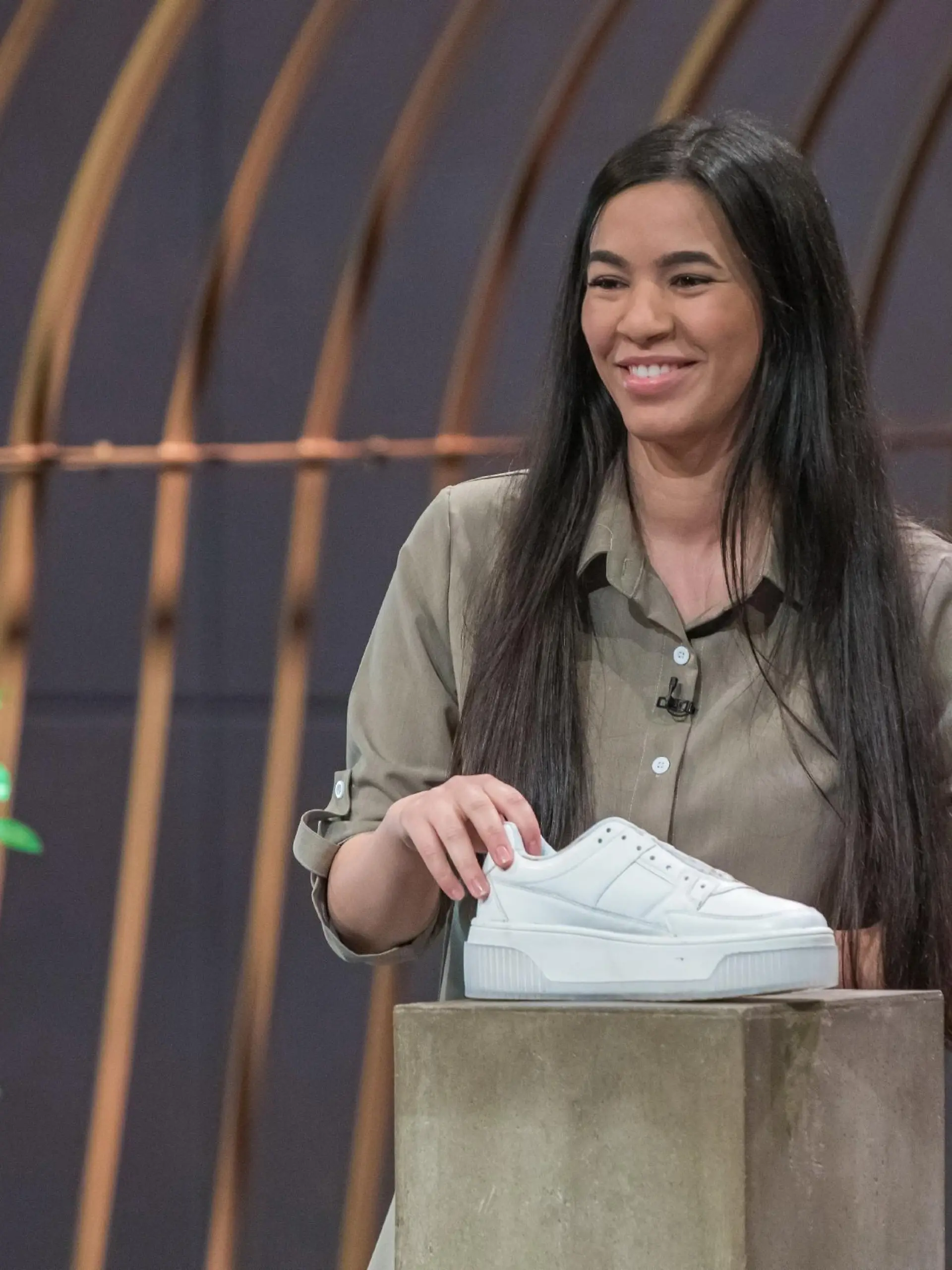 Lina Bouhmidi aus Frankenthal präsentiert mit _Glossy Seams" ein Fluid für Sneakernähte. Sie erhofft sich ein Investment von 75.000 Euro für 12 Prozent der Anteile an ihrem Unternehmen.

Die Verwendung des sendungsbezogenen Materials ist nur mit dem Hinweis und Verlinkung auf TVNOW gestattet.