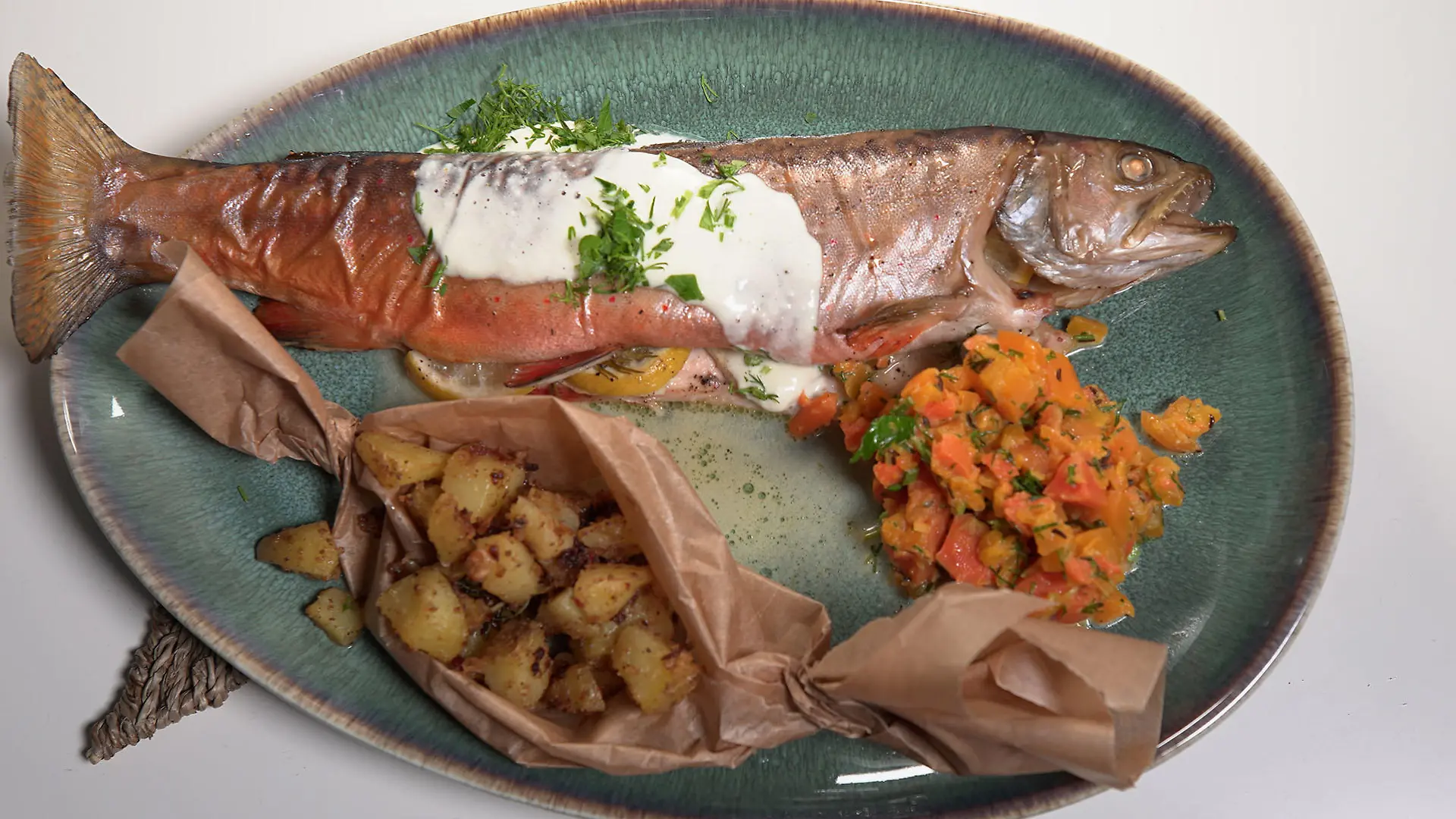 Saibling mit Kräutermöhren und Röstkartoffeln