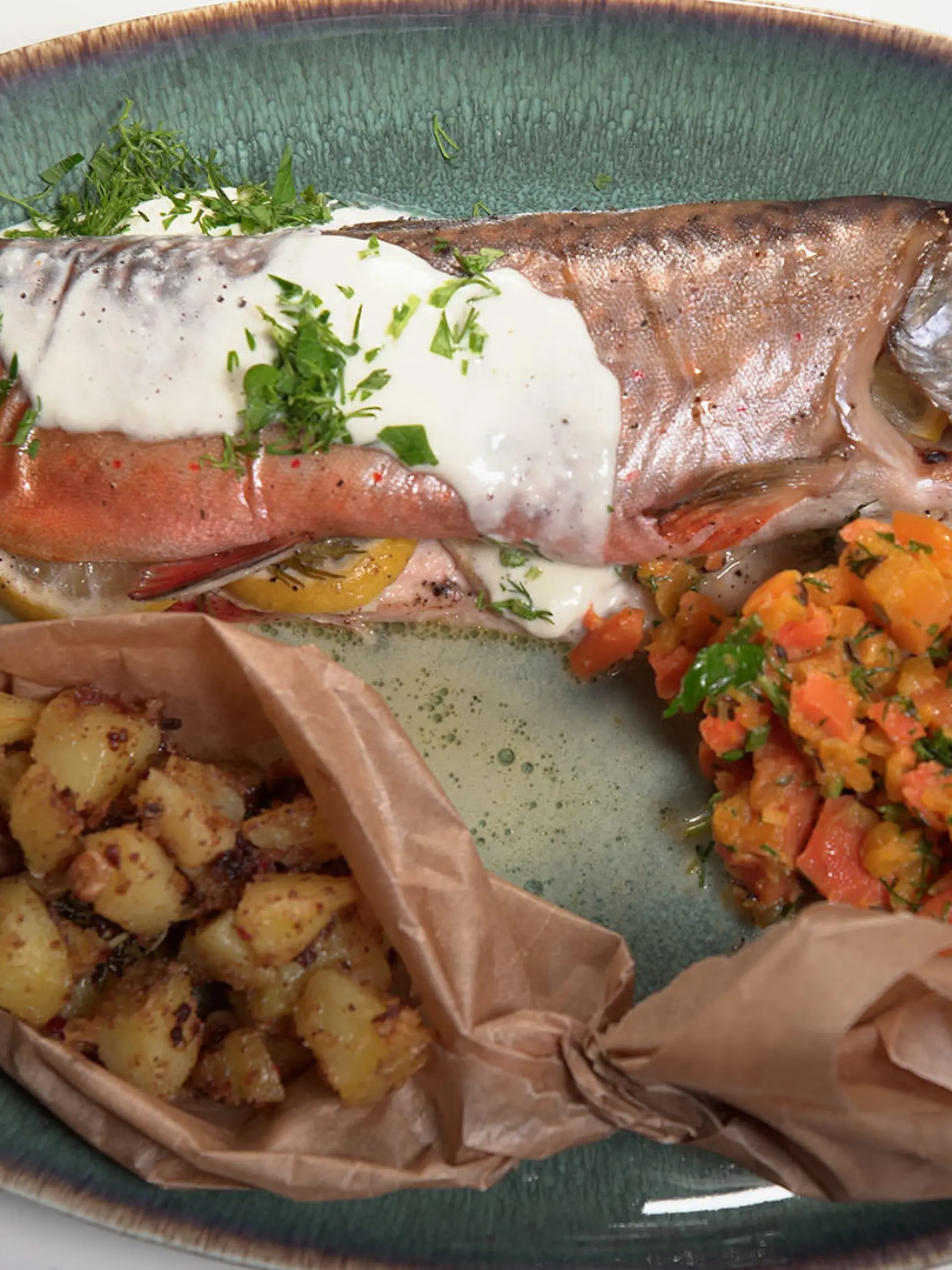 Saibling mit Kräutermöhren und Röstkartoffeln