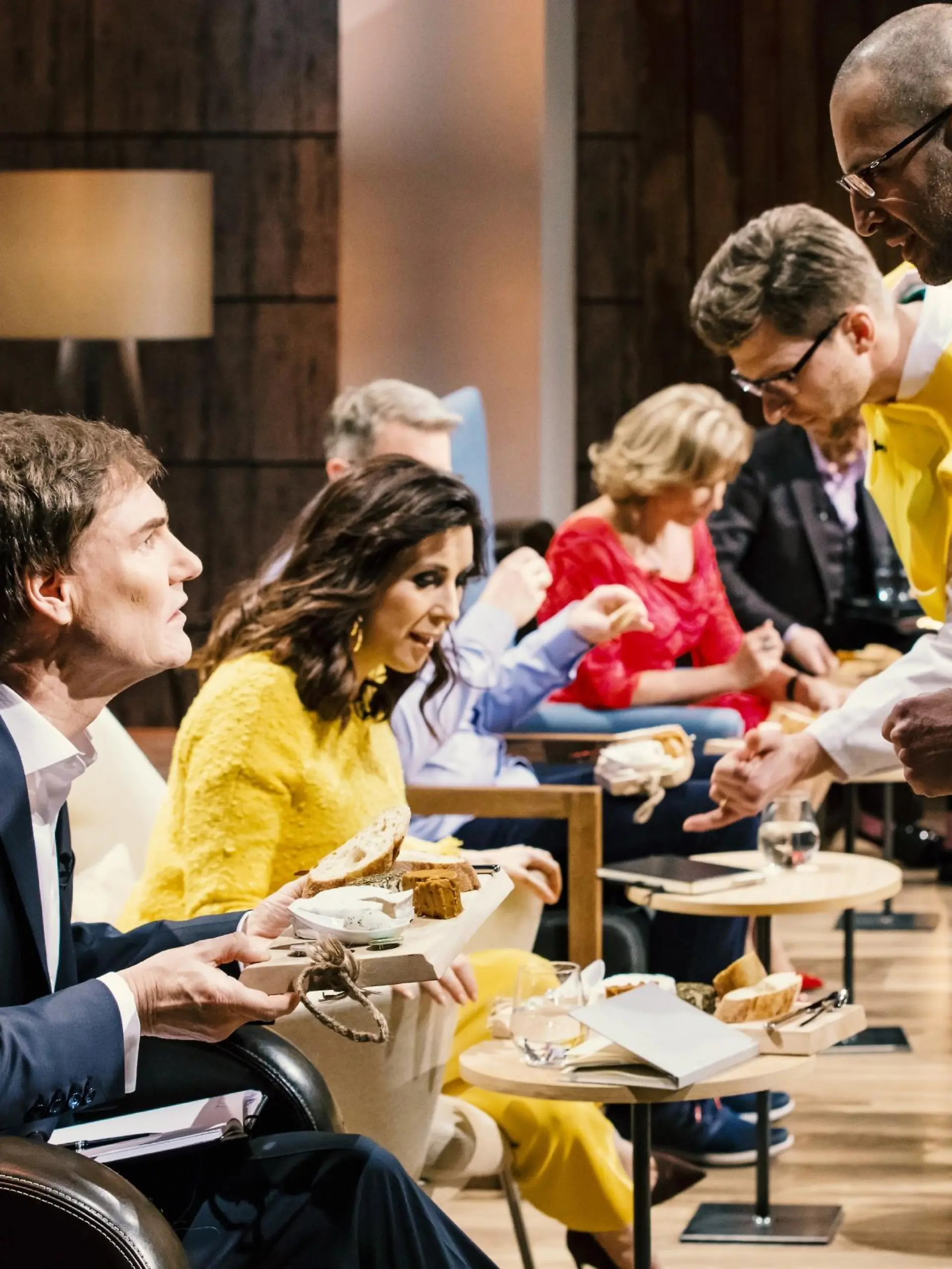 Dr. Mudar Mannah (r.) und Rocky Wüst aus Cuxhaven präsentieren mit "Happy Cheeze" veganen Käse. Den müssen Carsten Maschmeyer (l.), Judith Williams und die anderen "Löwen" natürlich erst einmal probieren.