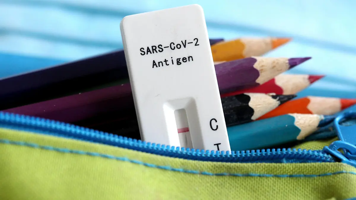 Elzach Themenbild - Teststrategie, Testpflicht in der Schule, Schnelltest, Corona Selbsttest, SARS-CoV-2 Antigentest im Klassenzimmer Themenbild - Teststrategie, Testpflicht in der Schule, Schnelltest, Corona Selbsttest, SARS-CoV-2 Antigentest im Klassenzimmer Ein negativer Laientest, Schnelltest, Selbsttest, Antigentest, Lollitest, Lolli-Test bei Schülern im Klassenzimmer einer Schule. Eine Schnelltestkassette liegt zwischen einem Federmäppchen, Schlampermäppchen, mit Buntstiften, Farbstiften und blauem Mundschutz, Präsenzunterricht. Symbolbild, Themenbild, Featurebild *** Elzach theme image test strategy, compulsory testing in school, rapid test, Corona self-test, SARS CoV 2 antigen test in the classroom theme image test strategy, Copyright: xFleigx/xEibner-Pressefotox EP_dfg