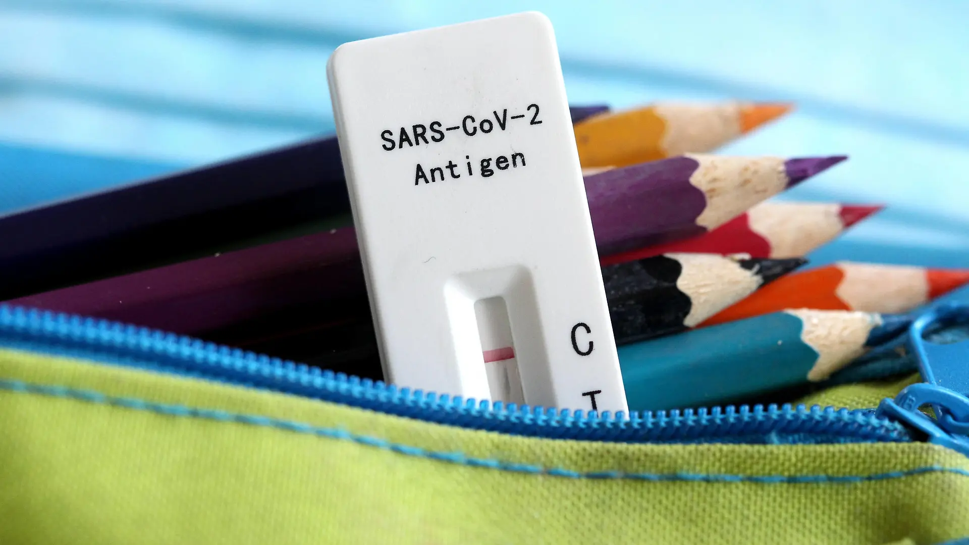 Elzach Themenbild - Teststrategie, Testpflicht in der Schule, Schnelltest, Corona Selbsttest, SARS-CoV-2 Antigentest im Klassenzimmer Themenbild - Teststrategie, Testpflicht in der Schule, Schnelltest, Corona Selbsttest, SARS-CoV-2 Antigentest im Klassenzimmer Ein negativer Laientest, Schnelltest, Selbsttest, Antigentest, Lollitest, Lolli-Test bei Schülern im Klassenzimmer einer Schule. Eine Schnelltestkassette liegt zwischen einem Federmäppchen, Schlampermäppchen, mit Buntstiften, Farbstiften und blauem Mundschutz, Präsenzunterricht. Symbolbild, Themenbild, Featurebild *** Elzach theme image test strategy, compulsory testing in school, rapid test, Corona self-test, SARS CoV 2 antigen test in the classroom theme image test strategy, Copyright: xFleigx/xEibner-Pressefotox EP_dfg