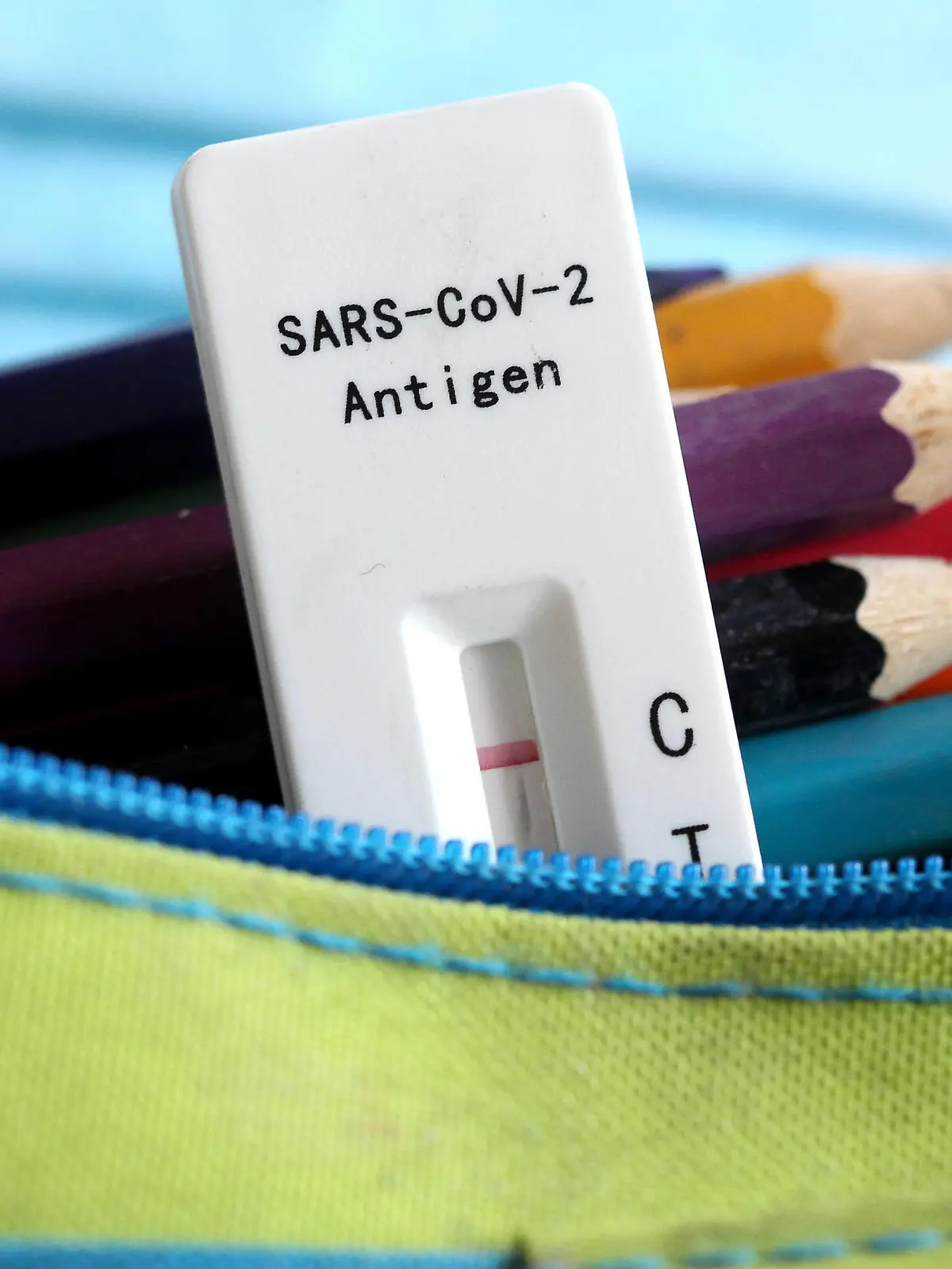 Elzach Themenbild - Teststrategie, Testpflicht in der Schule, Schnelltest, Corona Selbsttest, SARS-CoV-2 Antigentest im Klassenzimmer Themenbild - Teststrategie, Testpflicht in der Schule, Schnelltest, Corona Selbsttest, SARS-CoV-2 Antigentest im Klassenzimmer Ein negativer Laientest, Schnelltest, Selbsttest, Antigentest, Lollitest, Lolli-Test bei Schülern im Klassenzimmer einer Schule. Eine Schnelltestkassette liegt zwischen einem Federmäppchen, Schlampermäppchen, mit Buntstiften, Farbstiften und blauem Mundschutz, Präsenzunterricht. Symbolbild, Themenbild, Featurebild *** Elzach theme image test strategy, compulsory testing in school, rapid test, Corona self-test, SARS CoV 2 antigen test in the classroom theme image test strategy, Copyright: xFleigx/xEibner-Pressefotox EP_dfg 