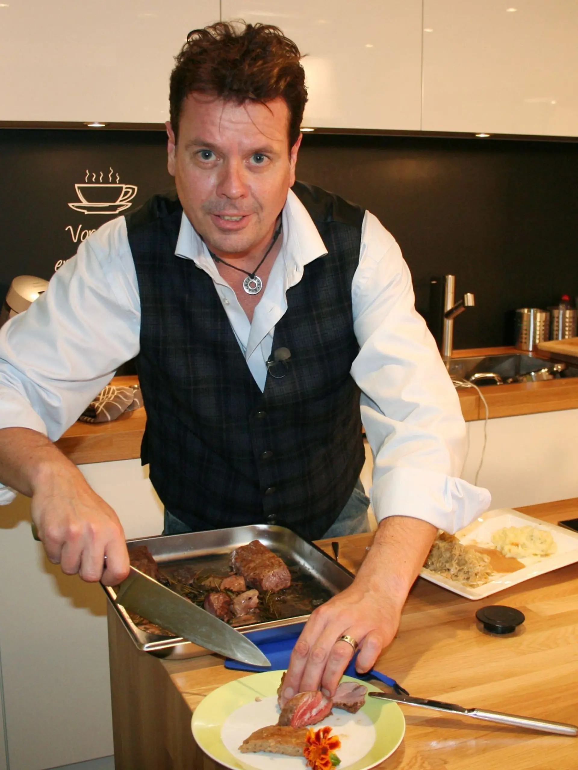 Gastgeber Jens (44) will unbedingt das Rennen machen. Kann er mit seiner Hauptspeise "Iberico-Schwein mit getrüffelten Kartoffelpüree und Champagnerkraut" bei seinen Gästen punkten?