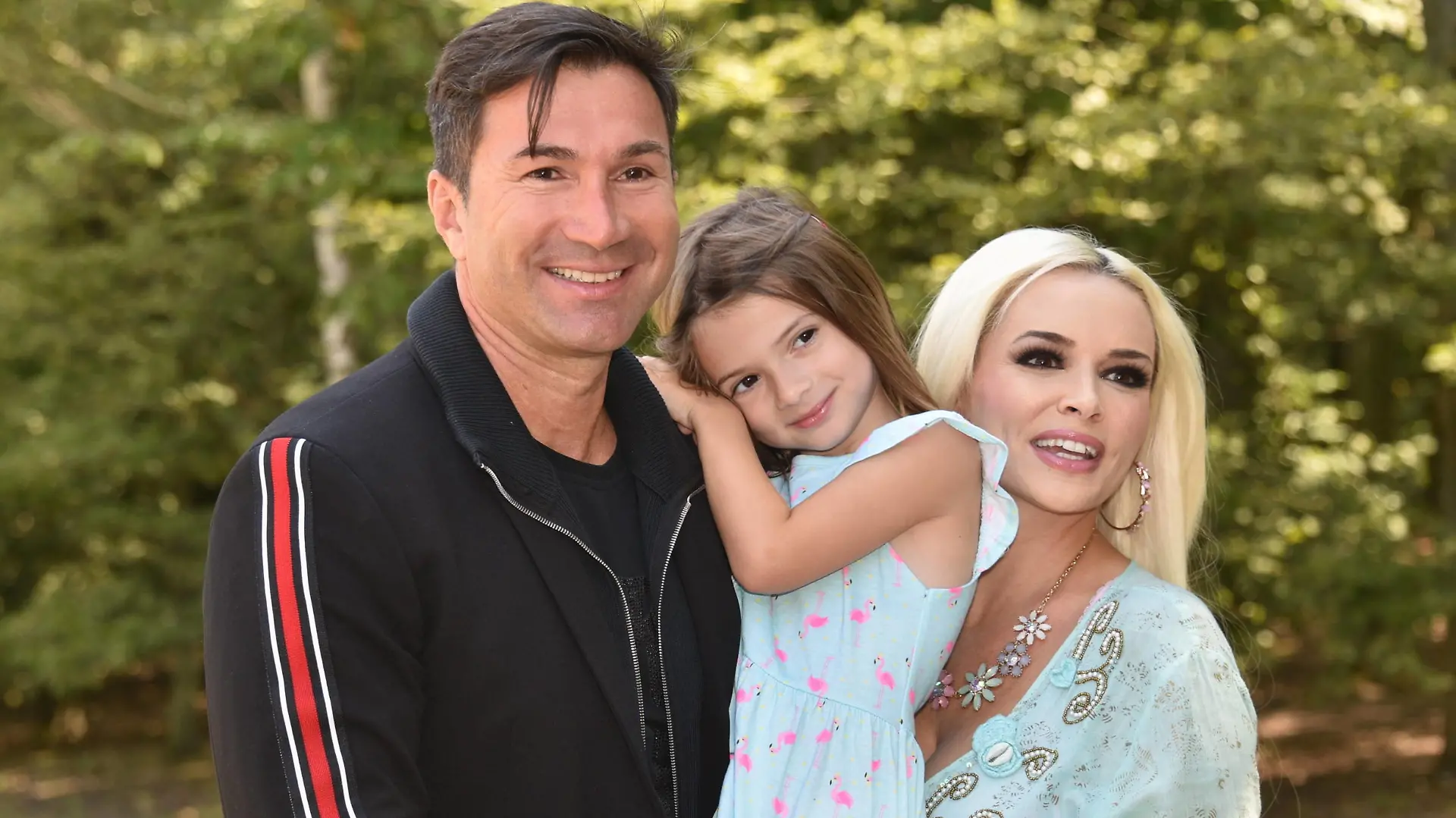  Daniela Katzenberger stellt zusammen mit ihrem Mann Lucas Cordalis und Tochter Sophia auf einem Spielplatz ihr neues Buch Mutti Mafia kann mich mal....gernhaben vor *** Daniela Katzenberger, her husband Lucas Cordalis and daughter Sophia are presenting their new book Mutti Mafia kann mich mal gernhaben on a playground
