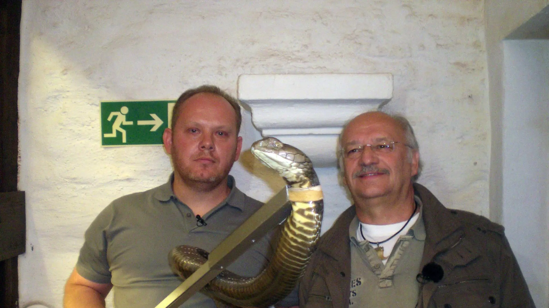 Dr. Wolf (r.) mit Michael Steige, dem Leiter des Gifttierhauses, der die Königskobra mit einer Schlinge zur Untersuchung fixiert hat.