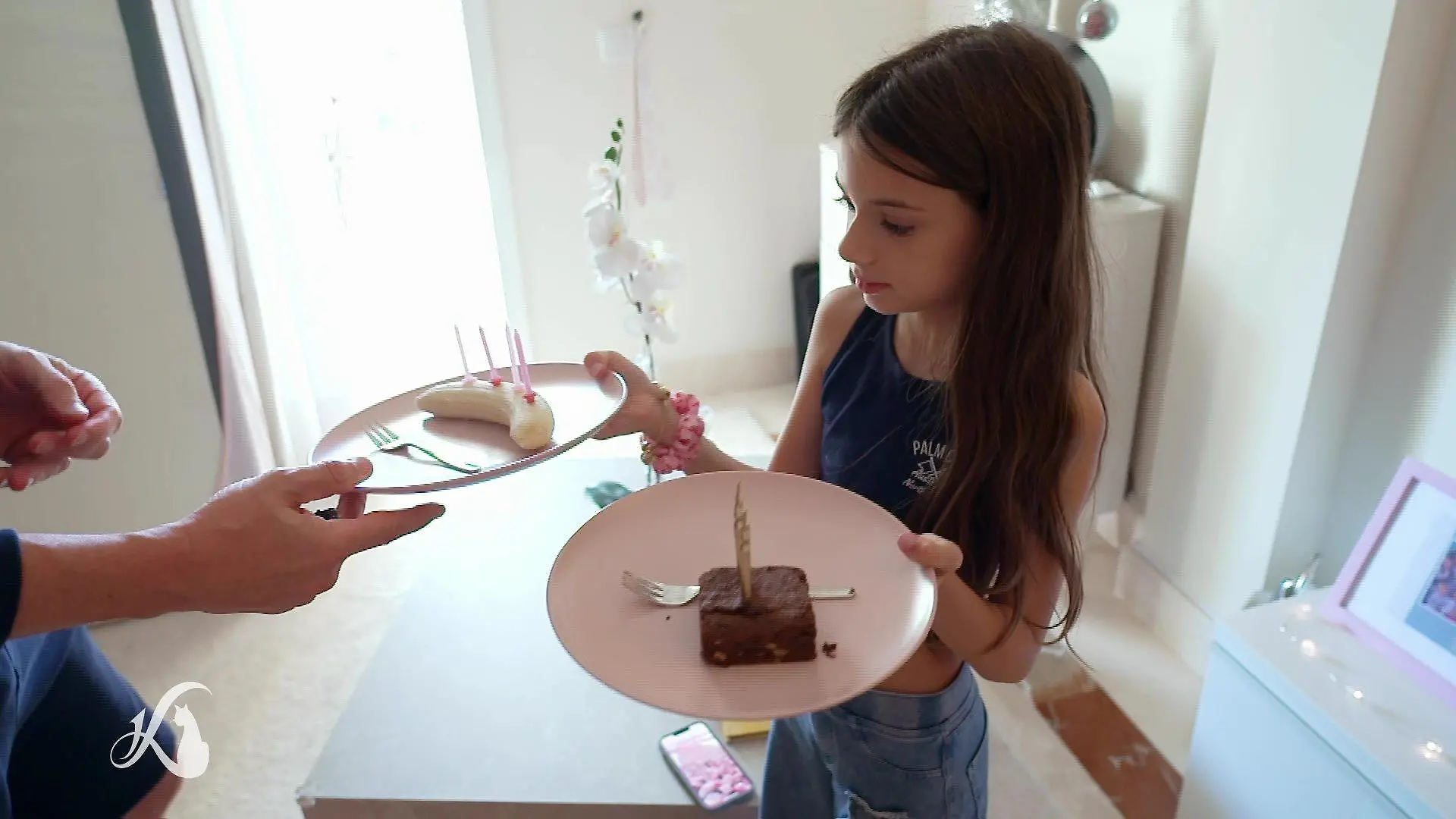 Daniela Katzenberger feiert ihren 38. Geburtstag und wird von Ehemann Lukas Cordalis und Töchterchen mit einem ganz besonderen Geschenk überrascht.