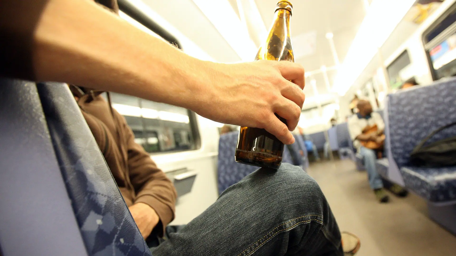 ILLUSTRATION - Ein Mann trinkt am Montagabend (29.08.2011) in einer U-Bahn in Hamburg eine Flasche Bier. Ab dem 1. September gilt auf allen U- und S-Bahnen, Bussen sowie den Bahnhöfen des Hamburger Verkehrsverbunds (HVV) ein striktes Alkoholverbot. Foto: Bodo Marks dpa/lno +++(c) dpa - Bildfunk+++
