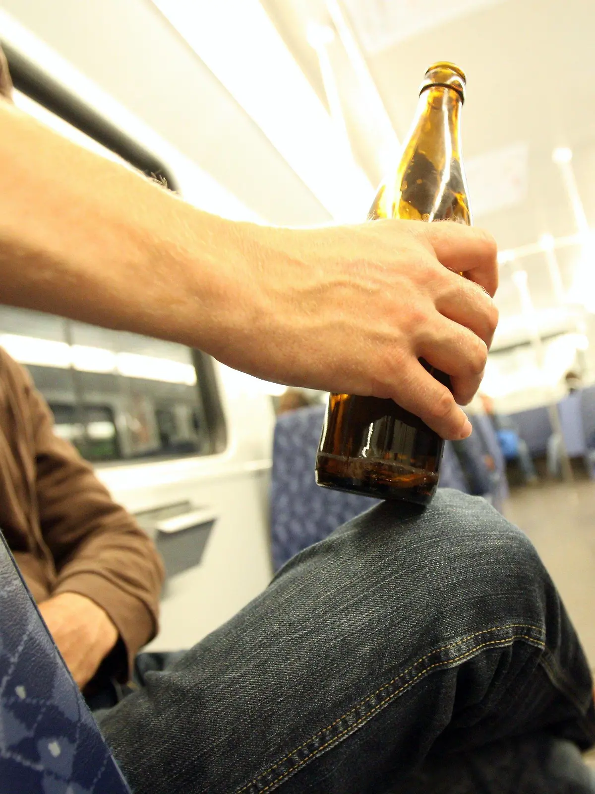 ILLUSTRATION - Ein Mann trinkt am Montagabend (29.08.2011) in einer U-Bahn in Hamburg eine Flasche Bier. Ab dem 1. September gilt auf allen U- und S-Bahnen, Bussen sowie den Bahnhöfen des Hamburger Verkehrsverbunds (HVV) ein striktes Alkoholverbot. Foto: Bodo Marks dpa/lno  +++(c) dpa - Bildfunk+++
