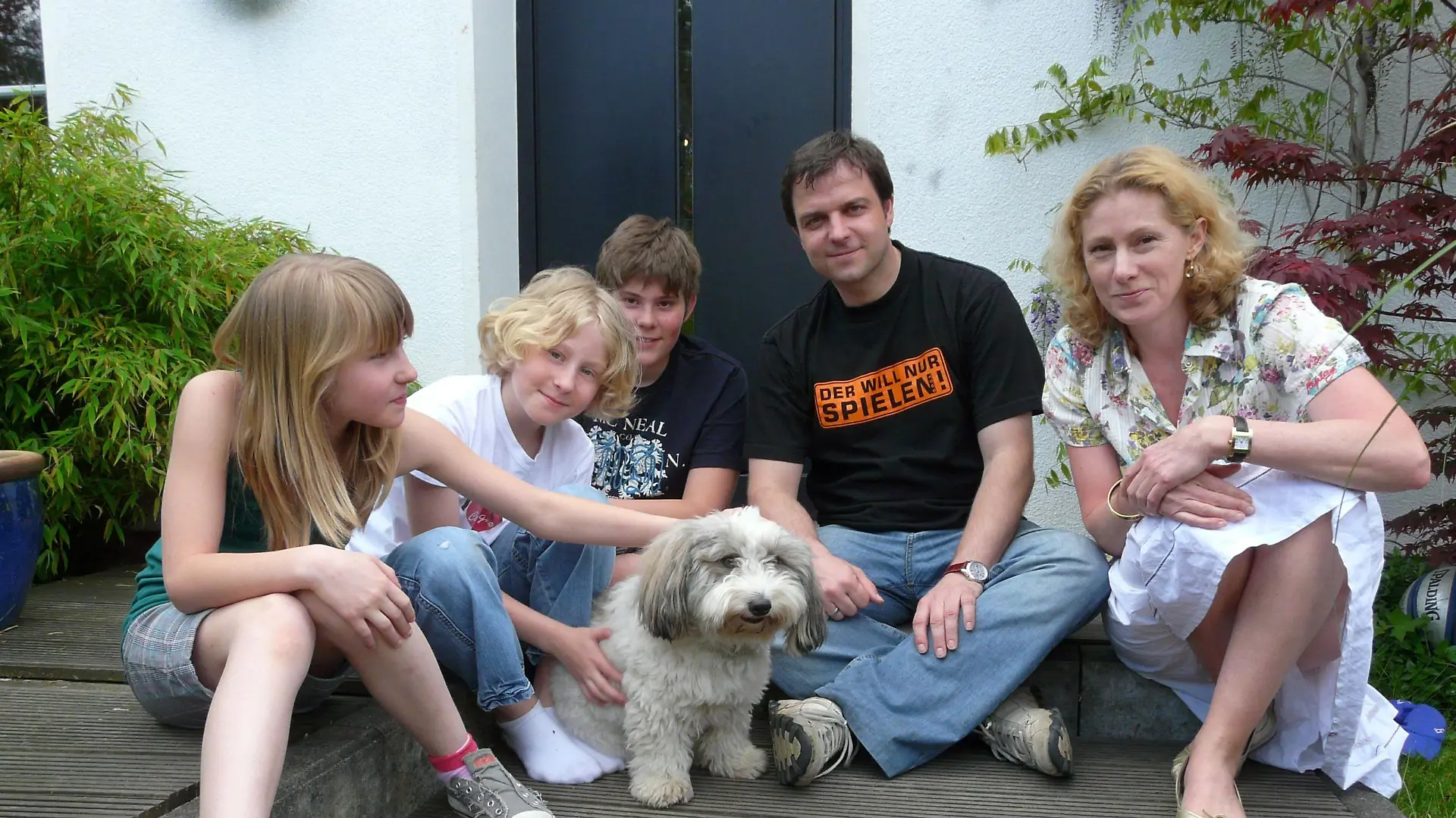 Innerhalb der Familie, bei Sabine (r.) und ihren Kindern Richard, Rosalie und Niklas, ist Coton de Tulear Rüde Timo freundlich und lieb. Das Hauptproblem ist, wenn Besuch kommt oder er unter fremde Menschen muss. Dann bellt er wie verrückt - ein Problem, das viele Hundebesitzer kennen, und eine Herausforderung für Hundeprofi Martin Rütter ist.