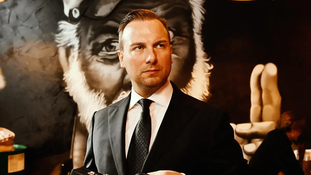 Tim Raue in der Bullerei Hamburg.


Die Verwendung des sendungsbezogenen Materials ist nur mit dem Hinweis und Verlinkung auf TVNOW gestattet.

Die Verwendung des sendungsbezogenen Materials ist nur mit dem Hinweis und Verlinkung auf TVNOW gestattet.