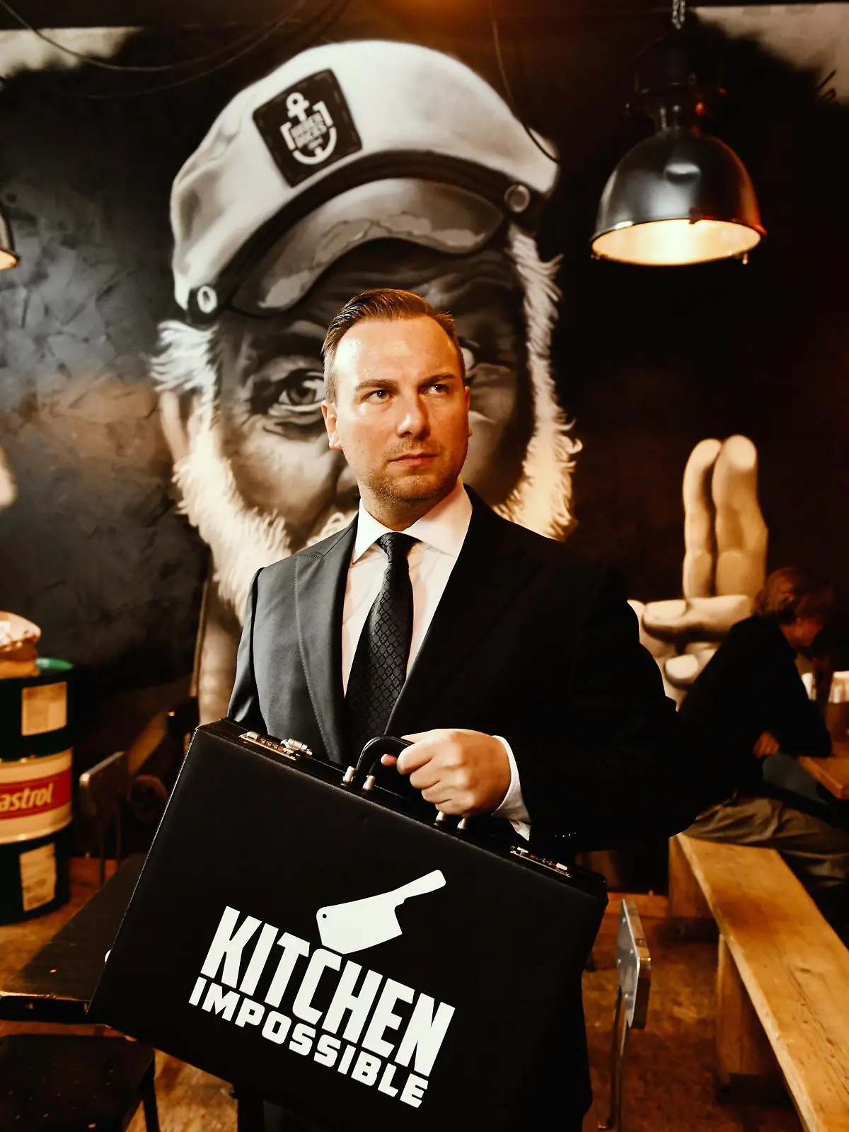 Tim Raue in der Bullerei Hamburg.


Die Verwendung des sendungsbezogenen Materials ist nur mit dem Hinweis und Verlinkung auf TVNOW gestattet.

Die Verwendung des sendungsbezogenen Materials ist nur mit dem Hinweis und Verlinkung auf TVNOW gestattet.