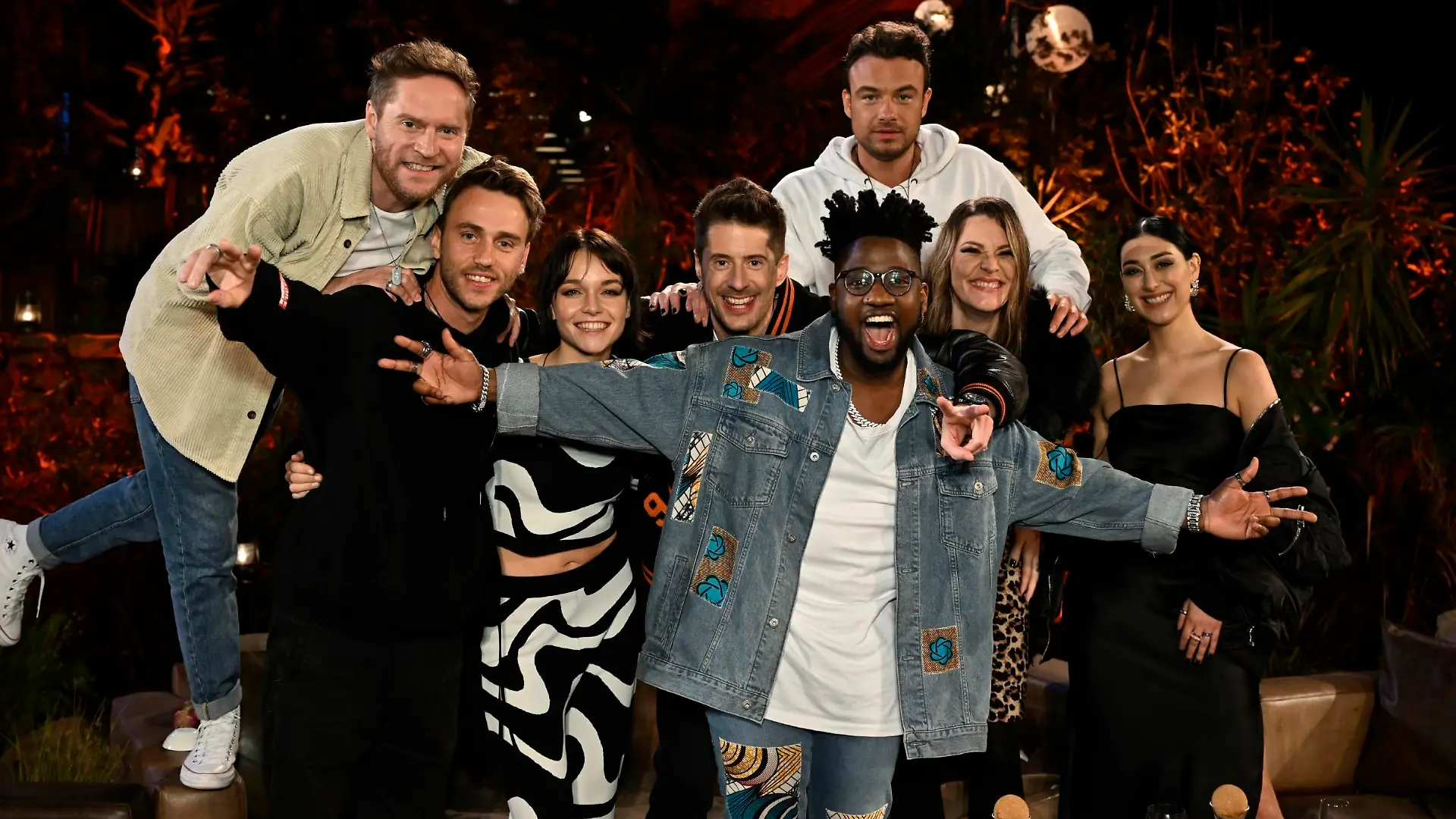 V.l.: Johannes Oerding, Clueso, LOTTE, Vincent Stein ("SDP"), Kelvin Jones, Dag-Alexis Kopplin ("SDP"), Floor Jansen und ELIF.

Die Verwendung des sendungsbezogenen Materials ist nur mit dem Hinweis und Verlinkung auf RTL+ gestattet.