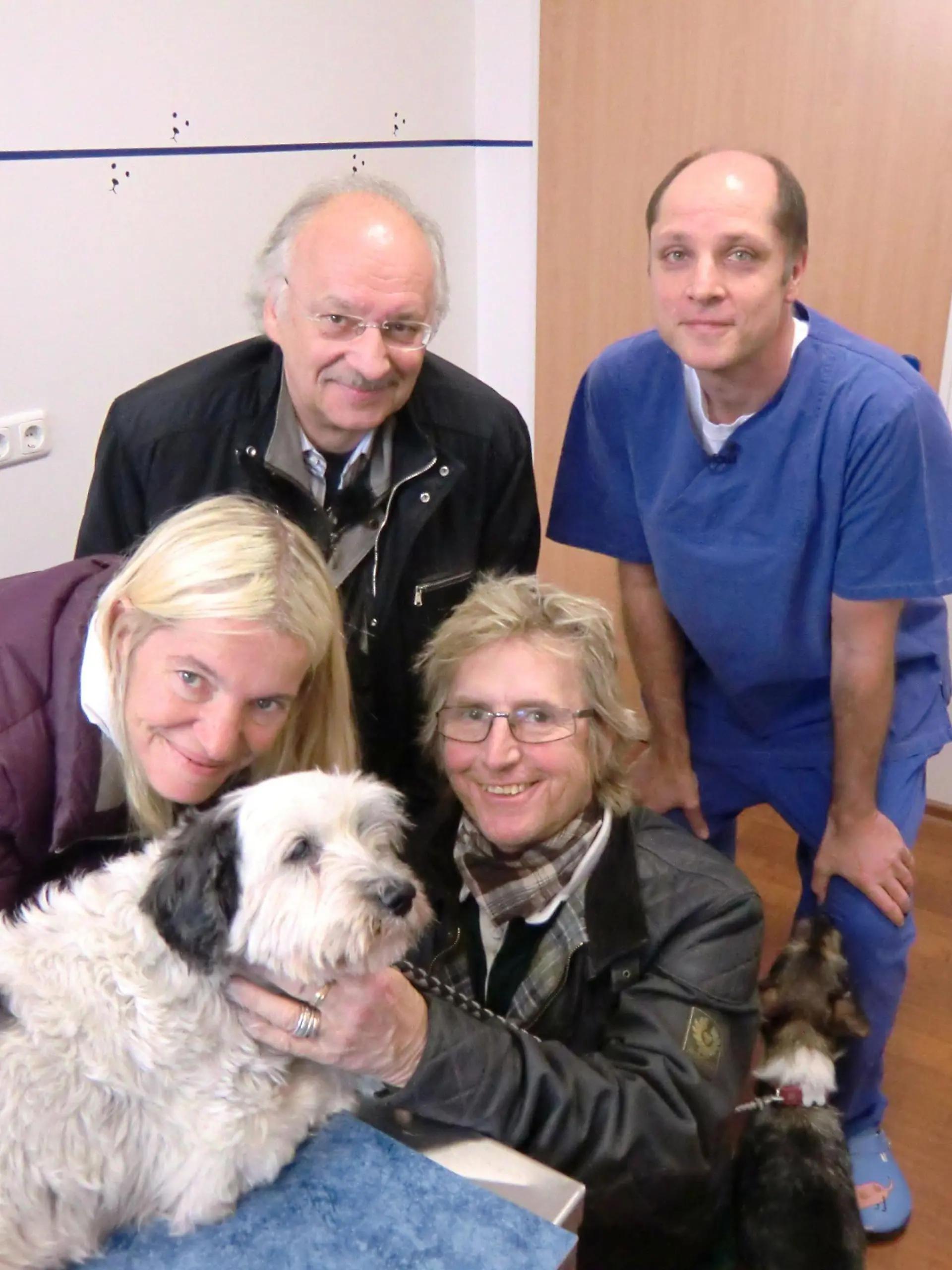 Sonja und Martin Semmelrogge (vorne) vertrauen ihre Hündin Crazy den ¤rzten Dr. Wolf (l.) und dem Chirurgen und Augenheilkundler Dr. Stefan Kindler an.