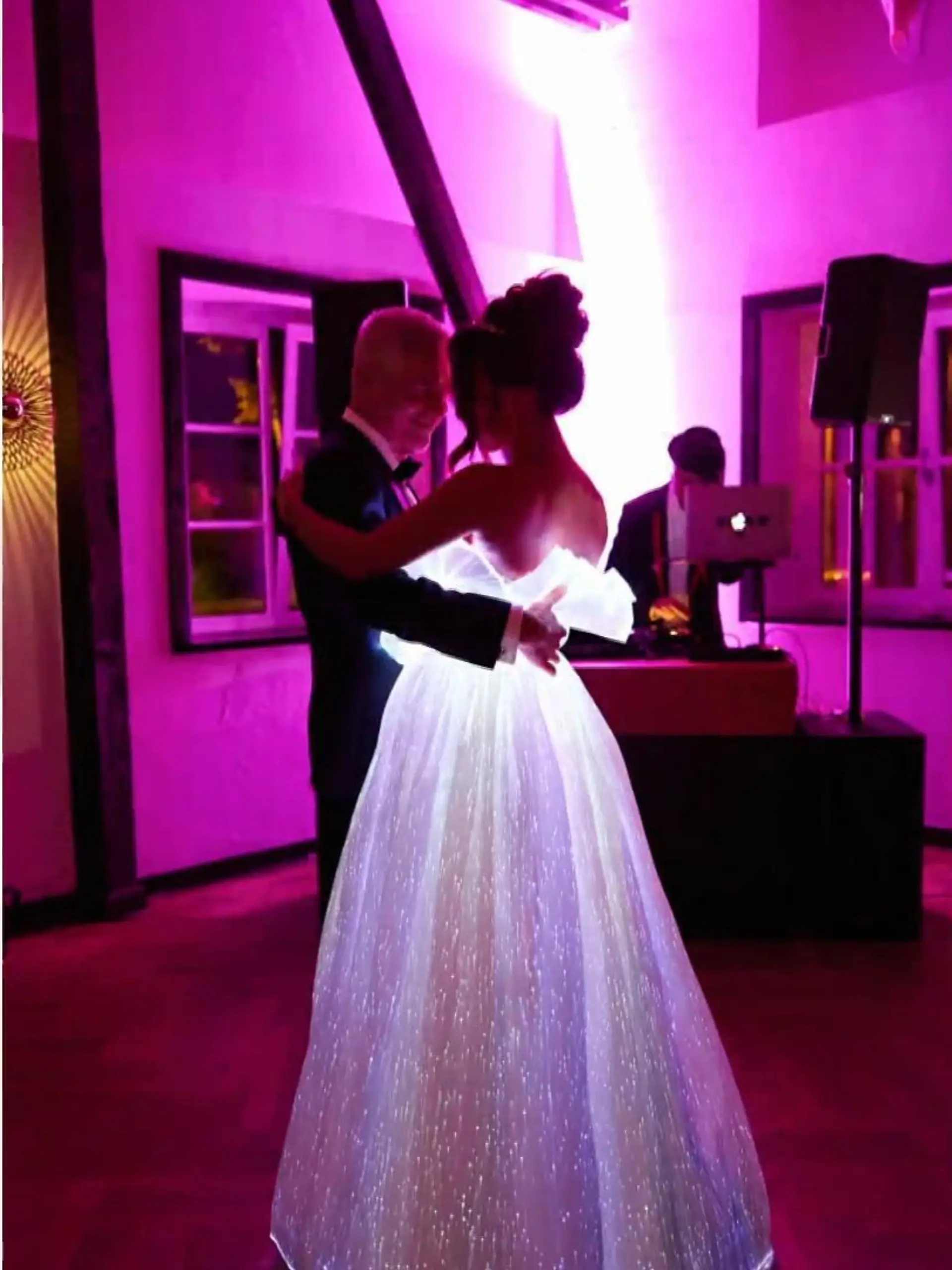 Fan Xia in ihrem leuchtenden Hochzeitskleid