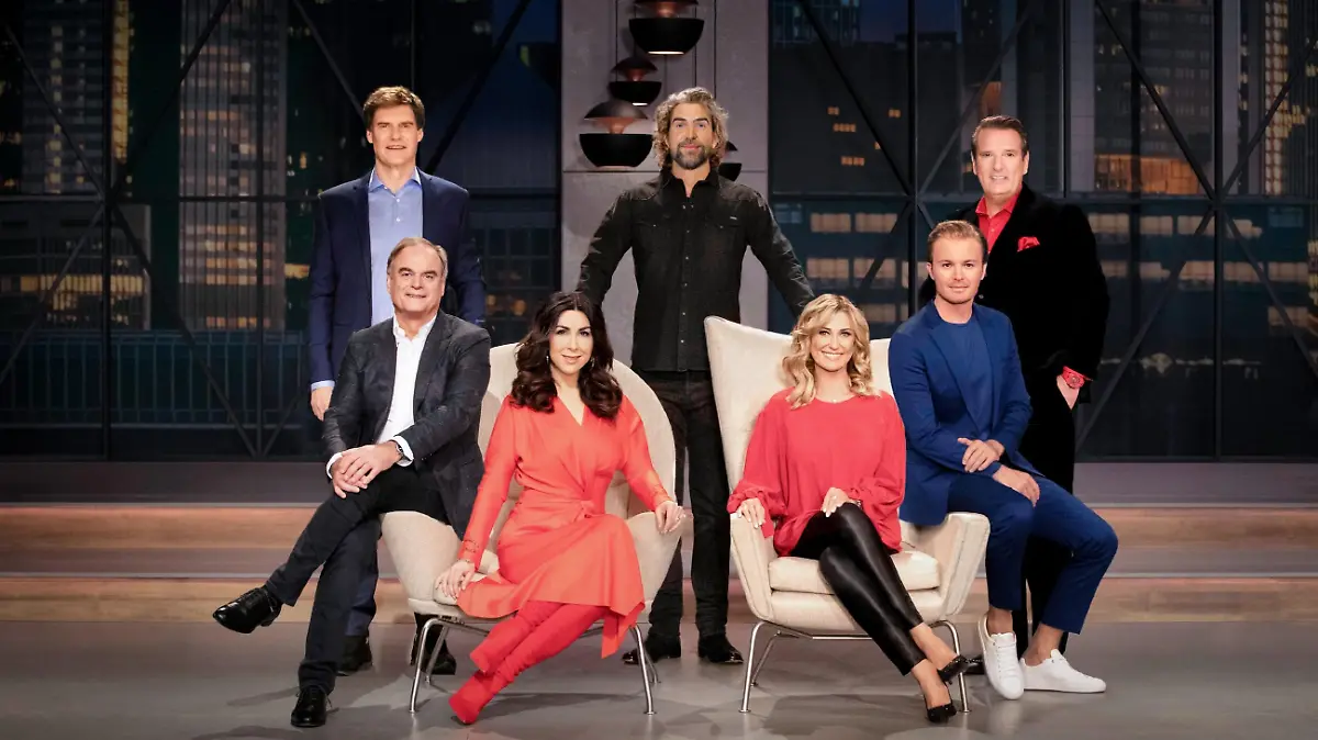 V.l.: (hinten) Carsten Maschmeyer, Nils Glagau, Ralf Dümmel, (vorne) Dr. Georg Kofler, Judith Williams, Dagmar Wöhrl und Nico Rosberg
Die Verwendung des sendungsbezogenen Materials ist nur mit dem Hinweis und Verlinkung auf TVNOW gestattet.
