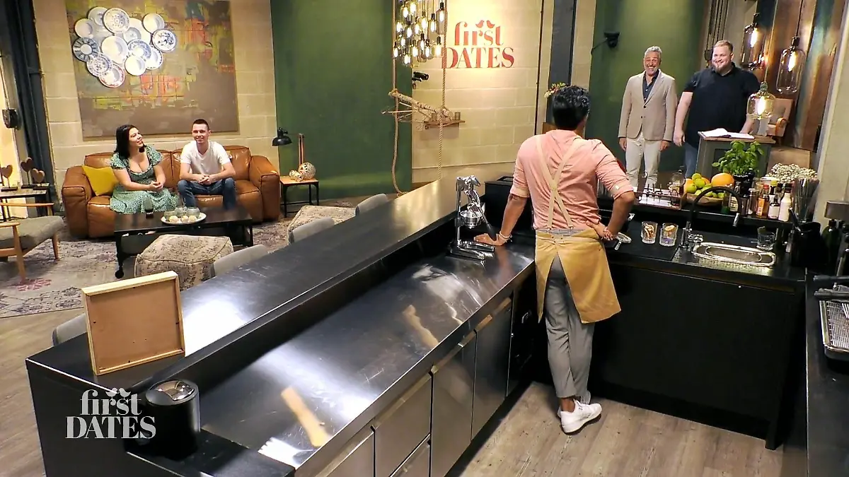 Barkeeper Nic Shanker staunt gemeinsam mit "First Dates"-Gastgeber Roland Trettl über die Größe von Singlemann Jonas