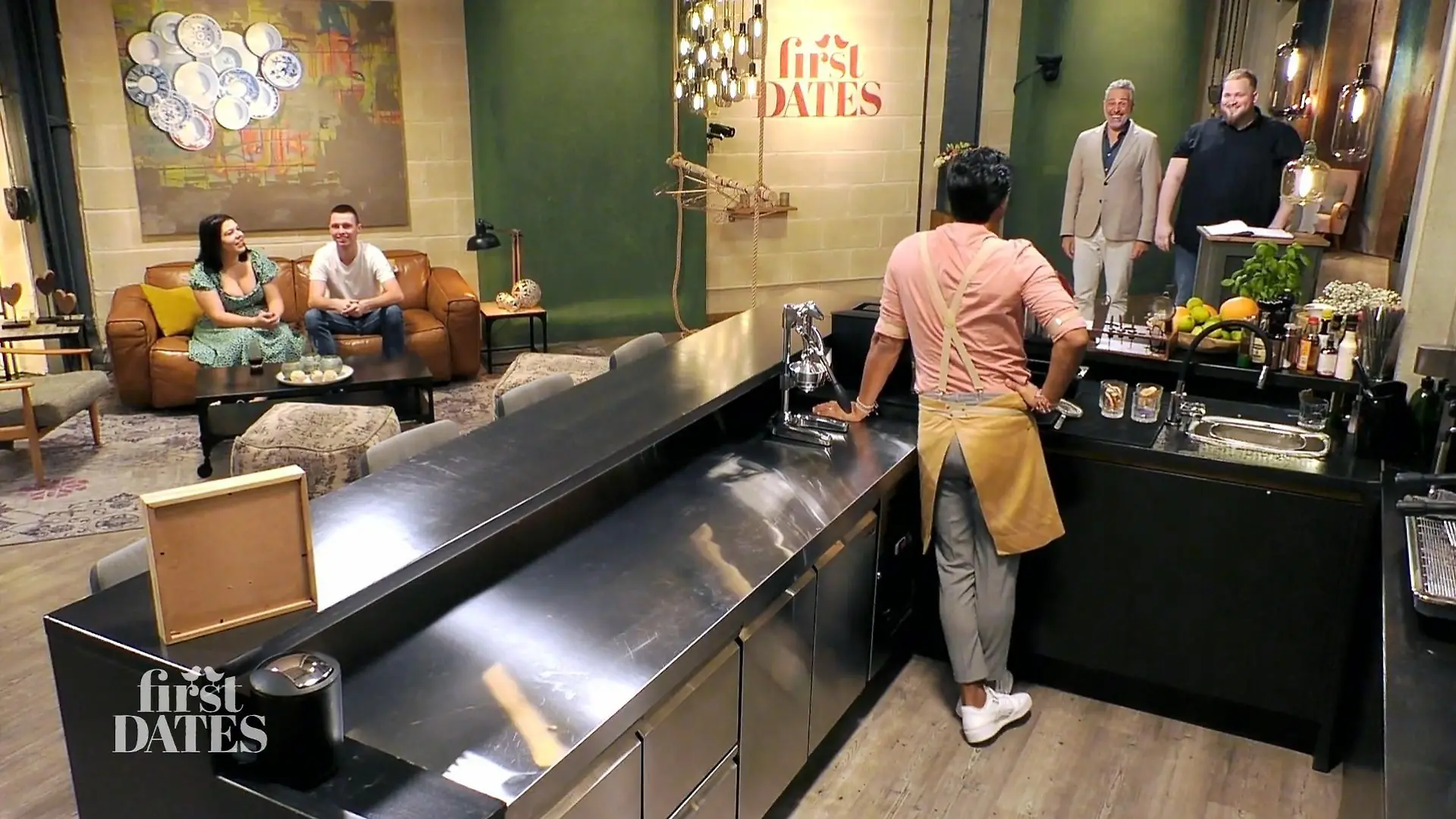 Barkeeper Nic Shanker staunt gemeinsam mit "First Dates"-Gastgeber Roland Trettl über die Größe von Singlemann Jonas