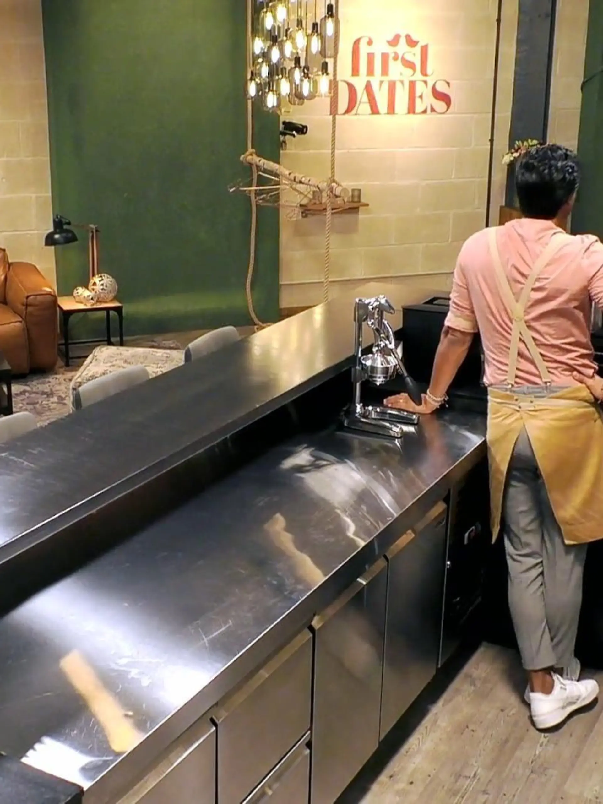Barkeeper Nic Shanker staunt gemeinsam mit "First Dates"-Gastgeber Roland Trettl über die Größe von Singlemann Jonas