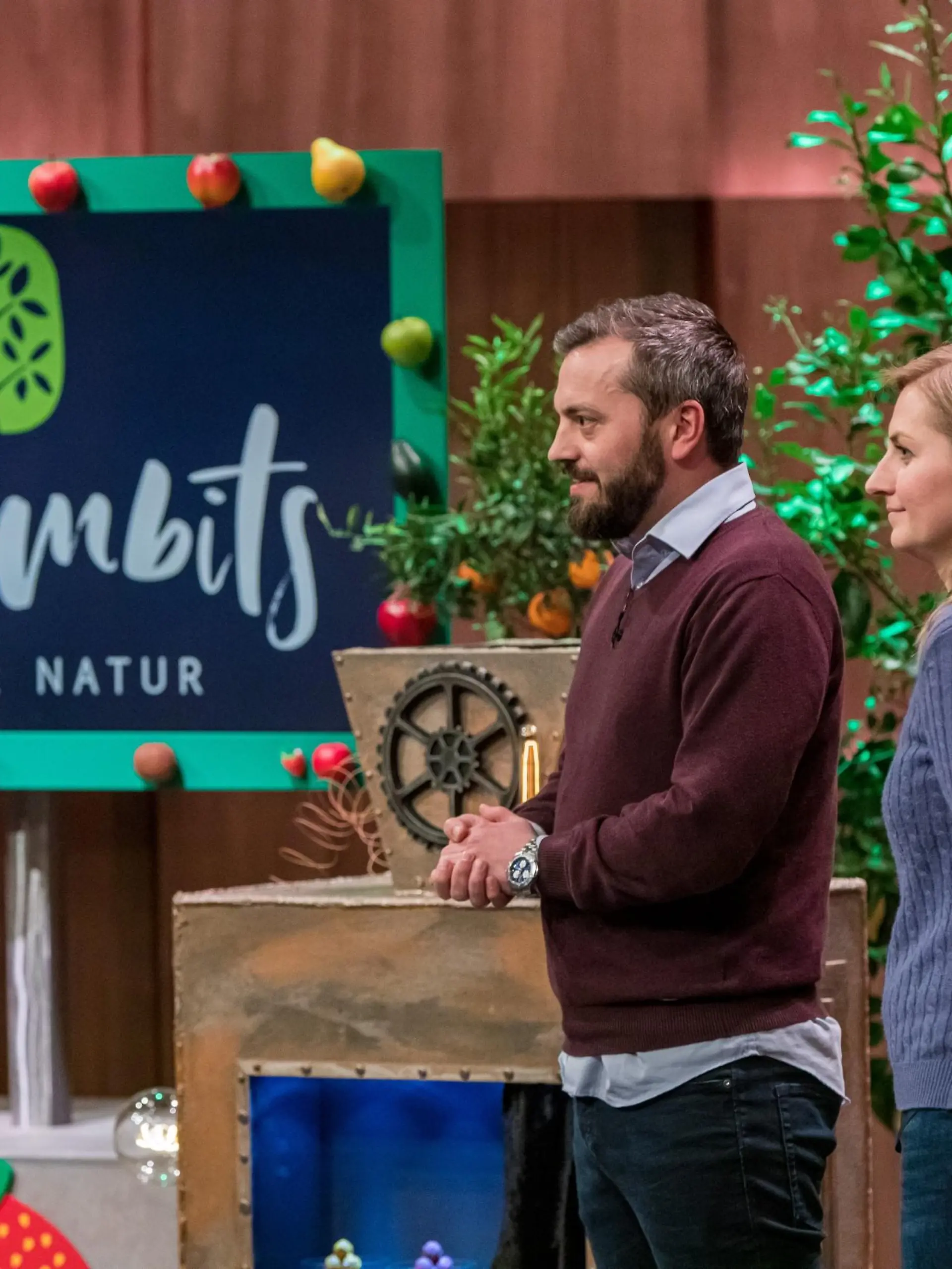 Elena Sarri-Berhang und Julian Berhang aus München präsentieren mit "Yammbits" Fruchtbällchen aus Bio-Obst. Sie erhoffen sich ein Investment von 100.000 Euro für 15 Prozent der Anteile an ihrem Unternehmen.   Die Verwendung des sendungsbezogenen Materials ist nur mit dem Hinweis und Verlinkung auf TVNOW gestattet.