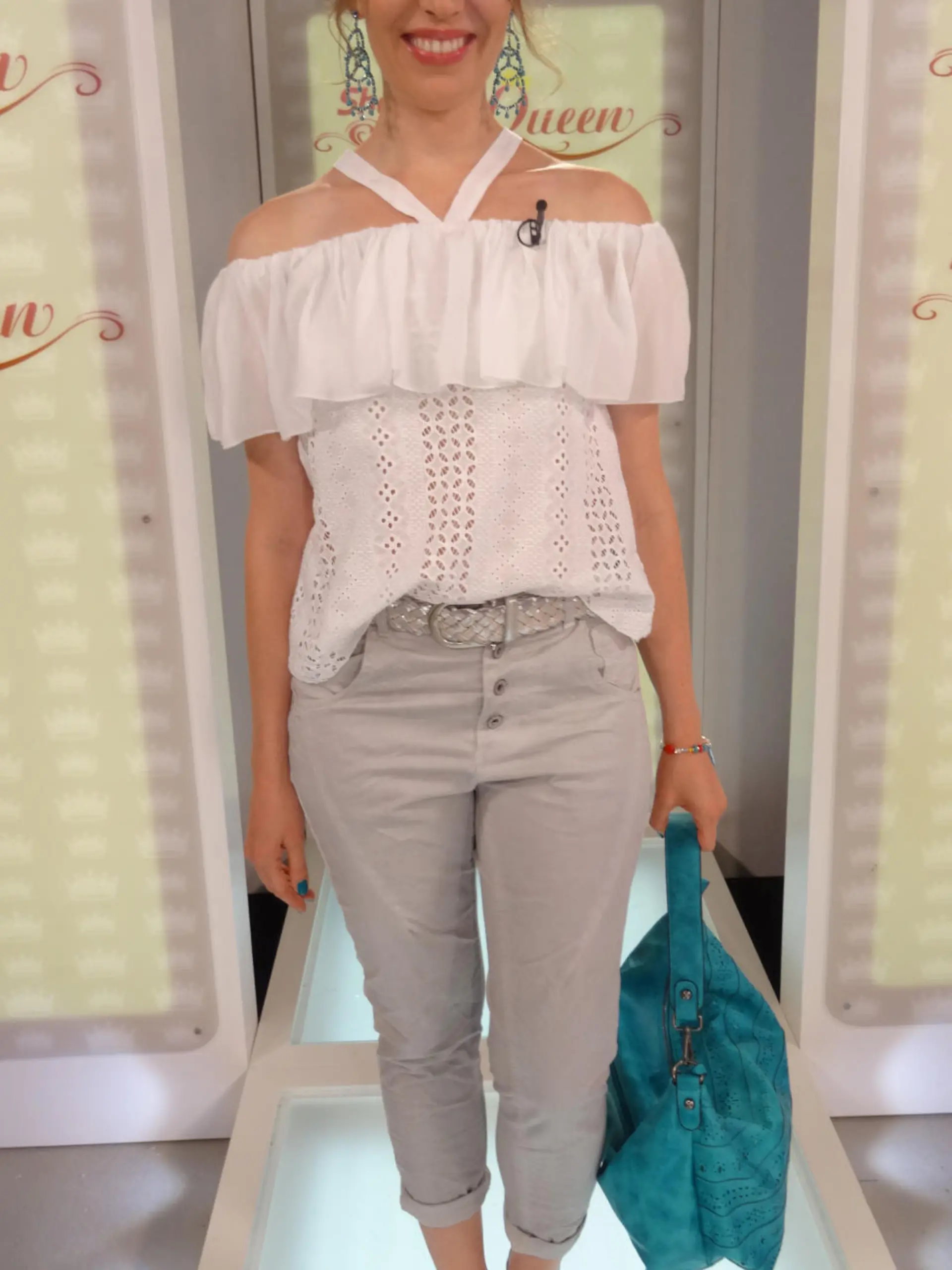 Bild zu: ""Shopping Queen"-Kandidatin Jasmin präsentiert ihre neue Carmenbluse."