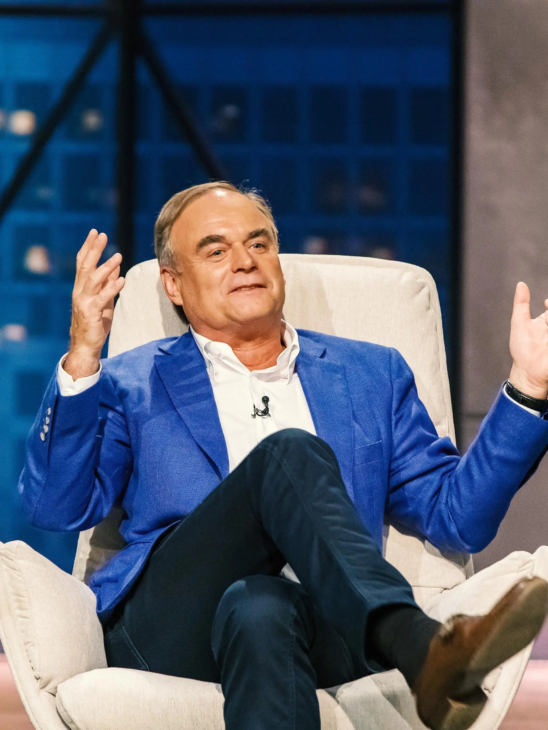 Investor Dr. Georg Kofler nimmt die Fitness Kosmetik von "Strong" genau unter die Lupe.