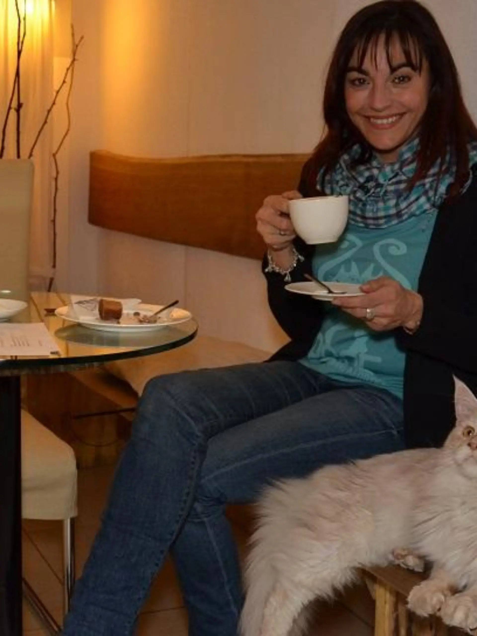 Tiergeschichten4 - VOX-DOCMA TV-MANUELA BAUER - Diana geniet die gemeinsame Zeit mit den Samtpfoten im Katzencafe