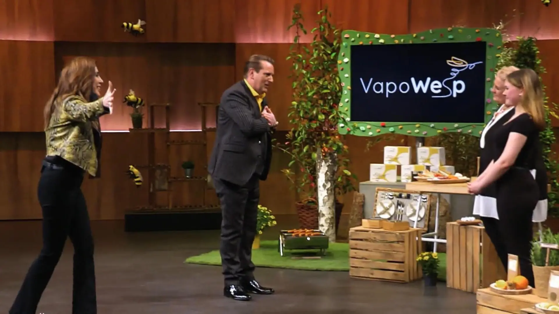 Claudia Eckert und ihre Tochter Leslie überzeugen die Investoren Judith Williams und Ralf Dümmel in der "Höhle der Löwen" von ihrem Produkt VapoWesp - einem natürlichen Wespenschreck auf Kaffeepulver-Basis