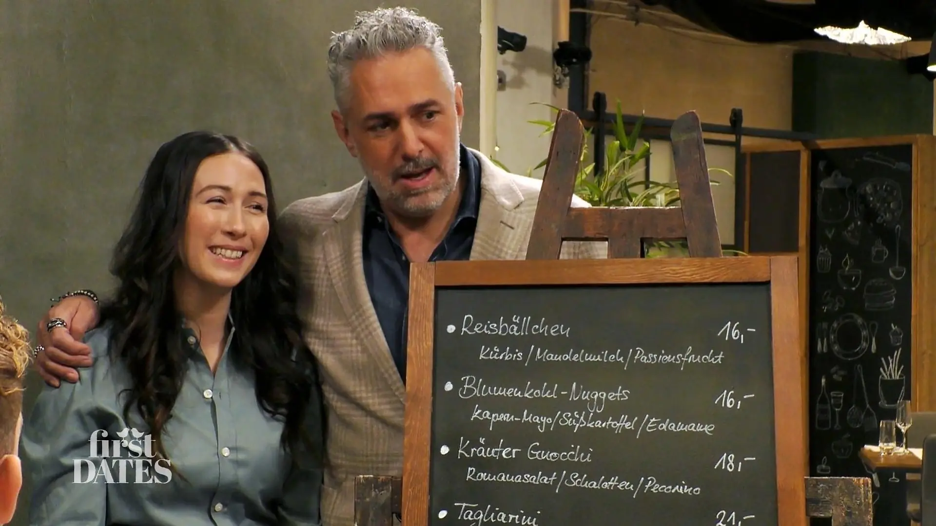 Servicekraft Mariella und Gastgeber Roland Trettl freuen sich, dass sie im "First Dates"-Restaurant wieder zum Team gehört.